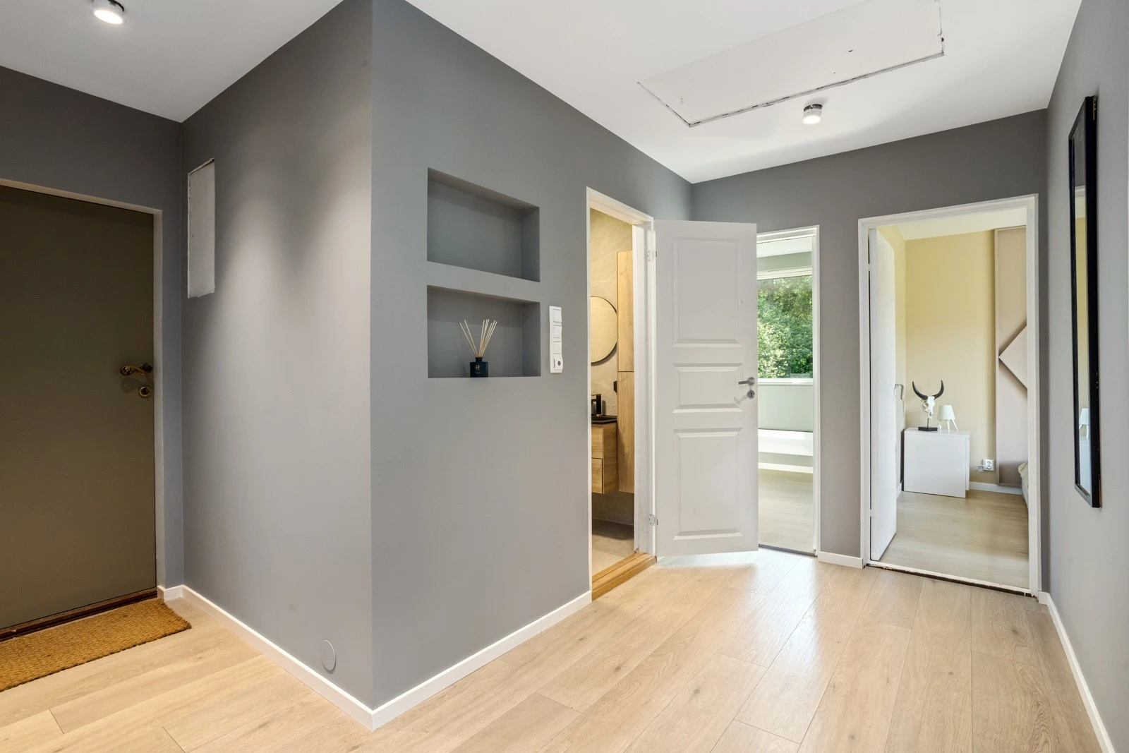 Lyst og pent inngangparti Galleribilde