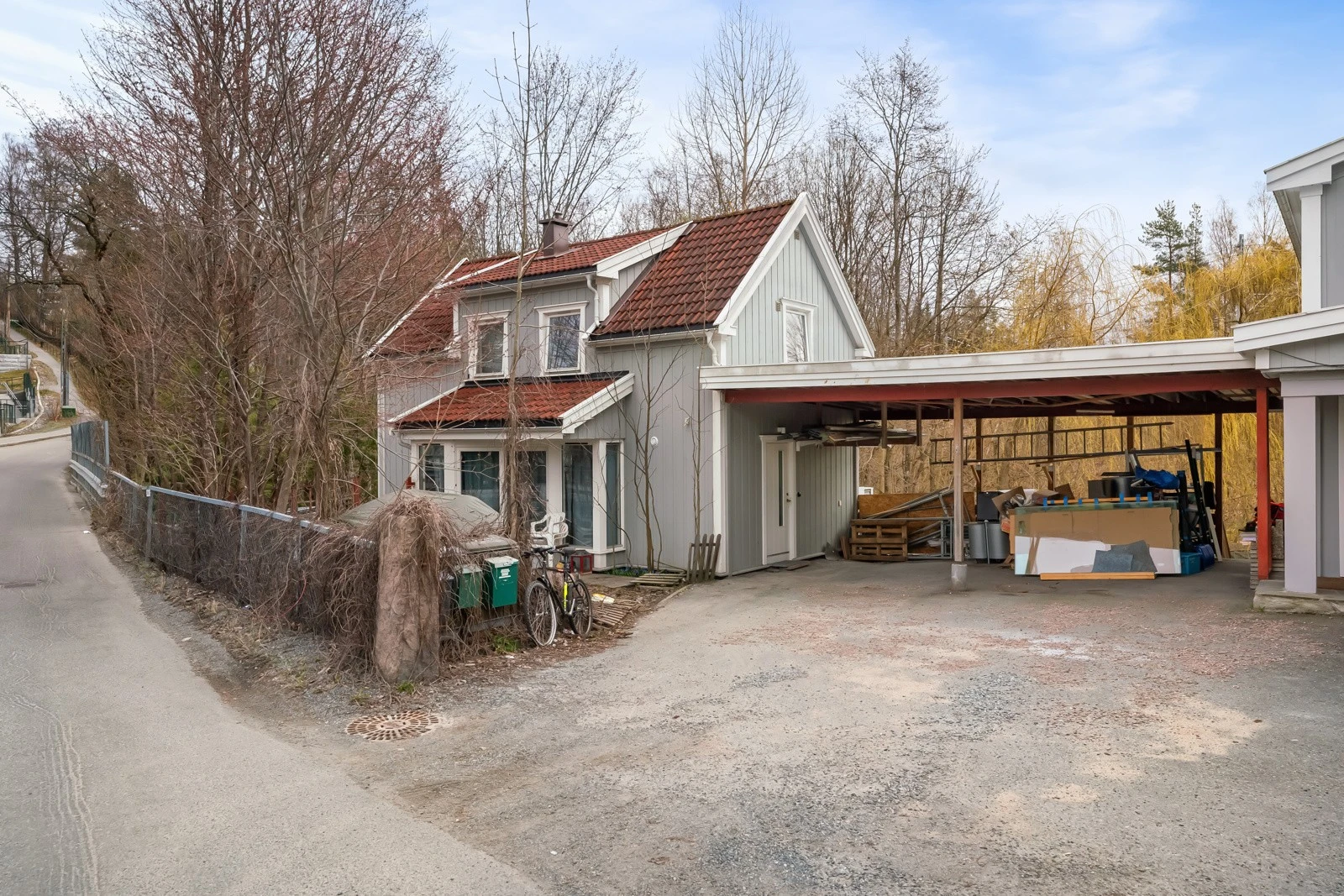 Dagens carport skal rives i forbindelse med kommede prosjekt. Galleribilde