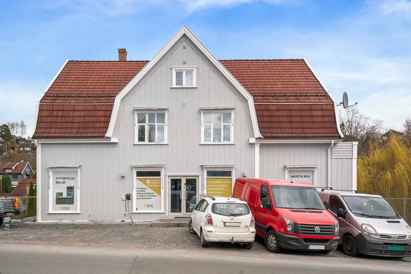 Innholdsrik eiendom med stort stort potensial bestående av to bygninger som henger samen med en carport. Galleribilde