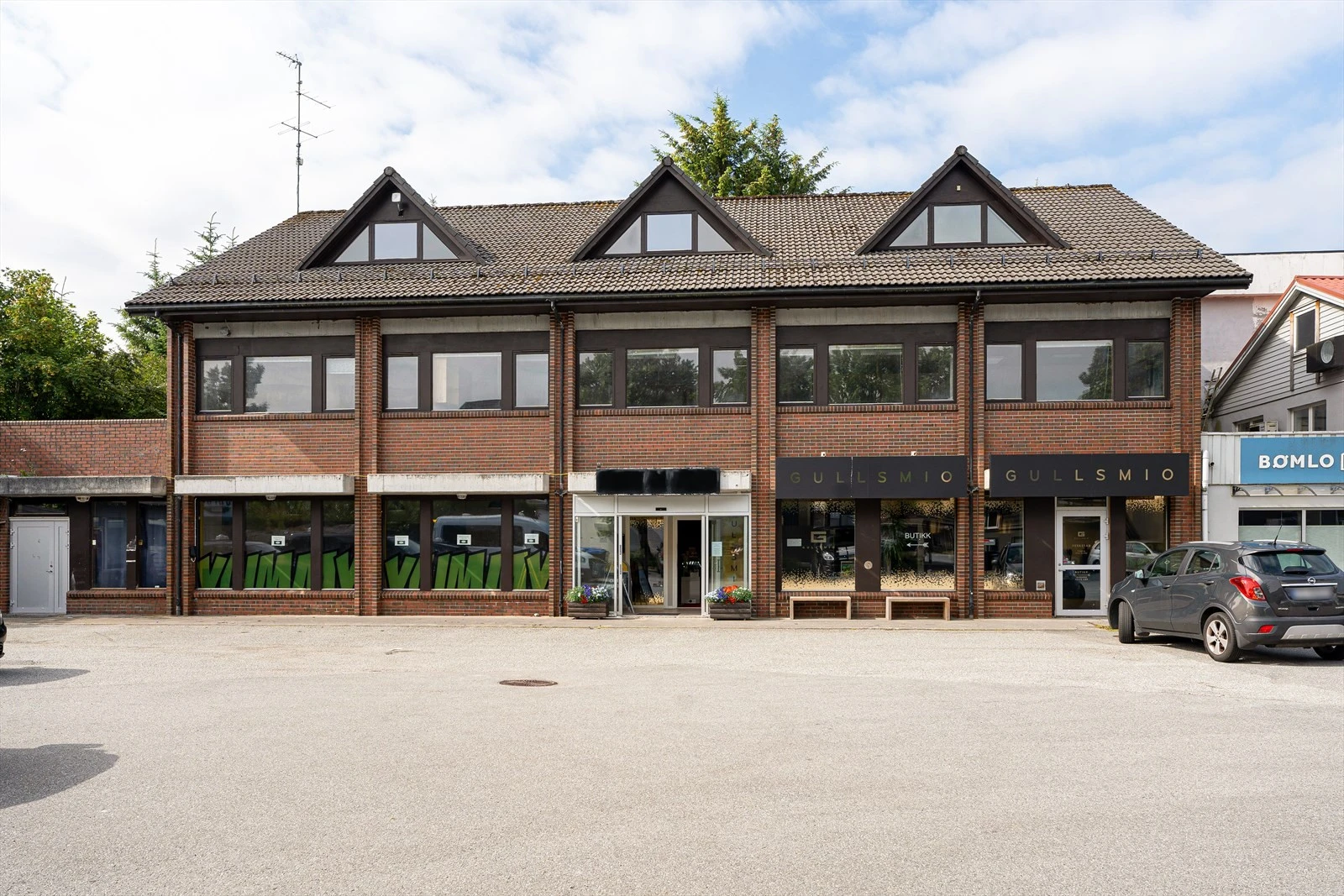 Forretningsbygg over 3 plan (kan selges separat) Galleribilde