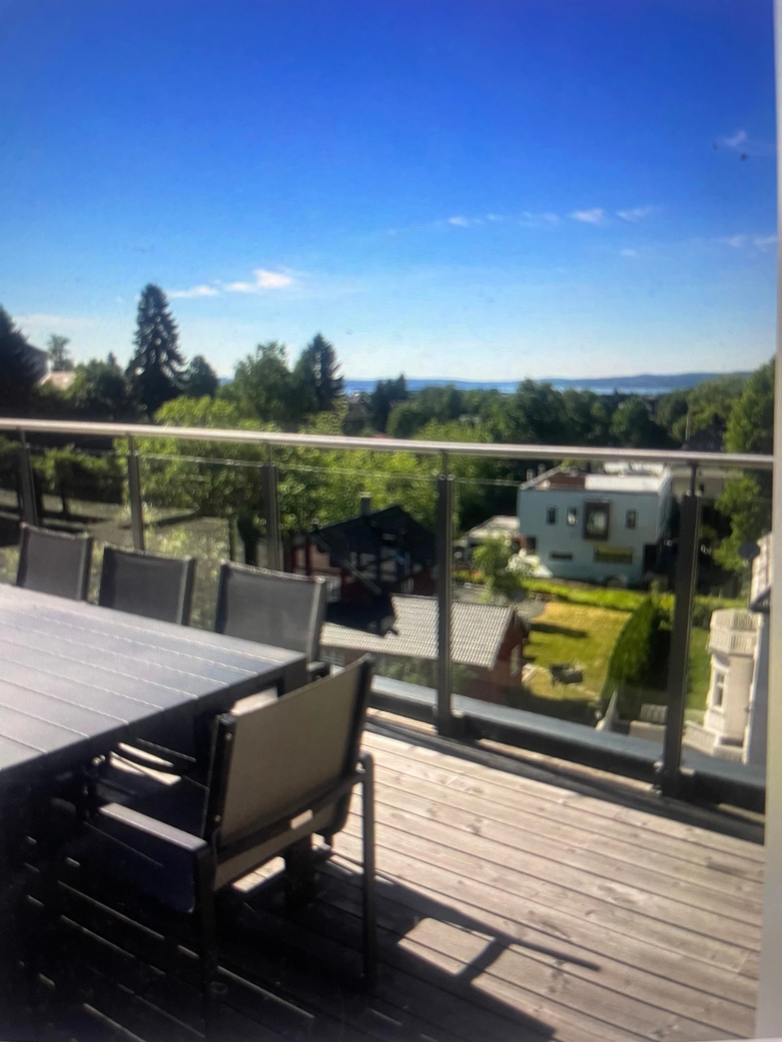 Felles terrasse med fjordgløtt Galleribilde