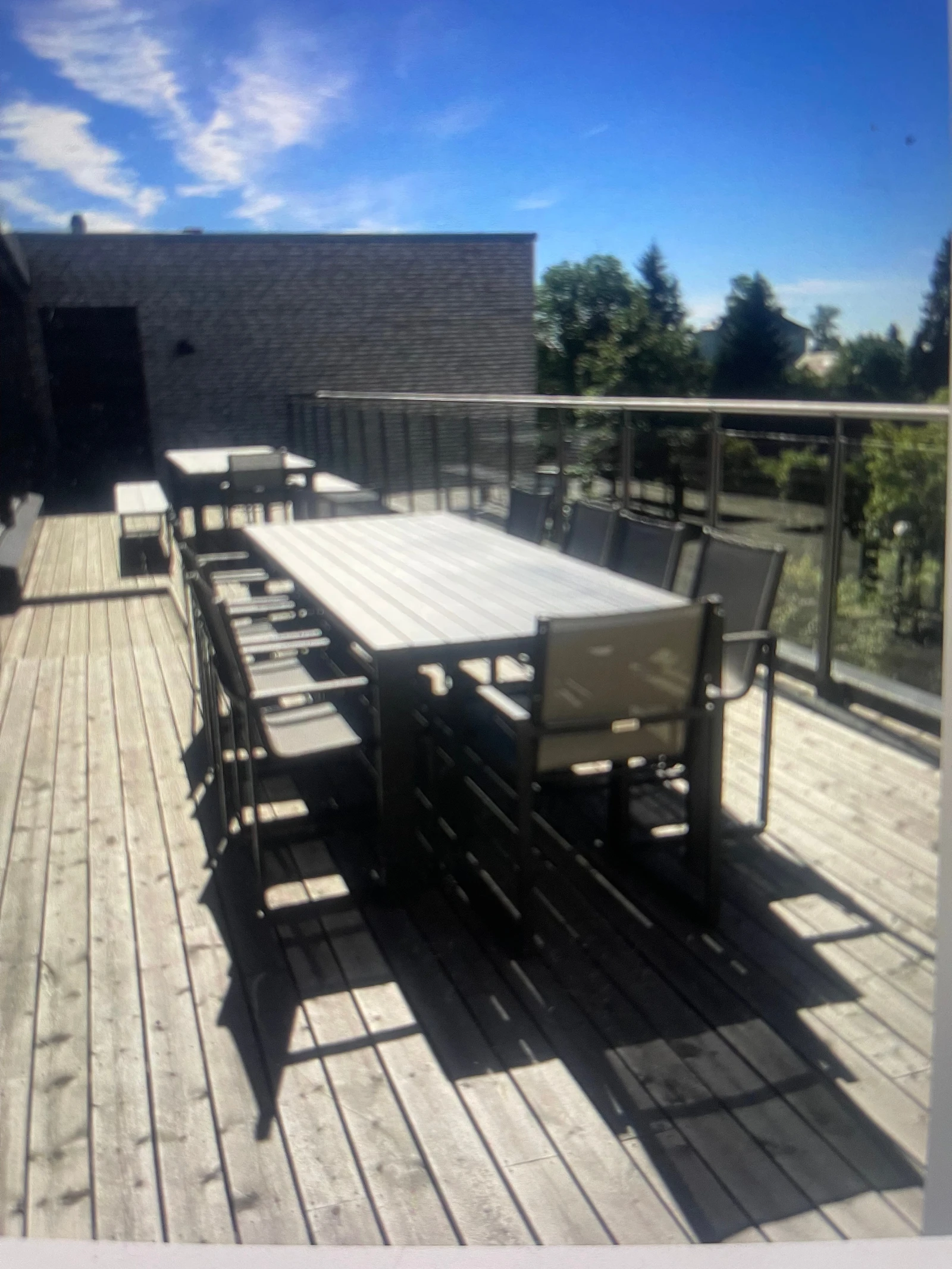 Felles terrasse med spisebord Galleribilde