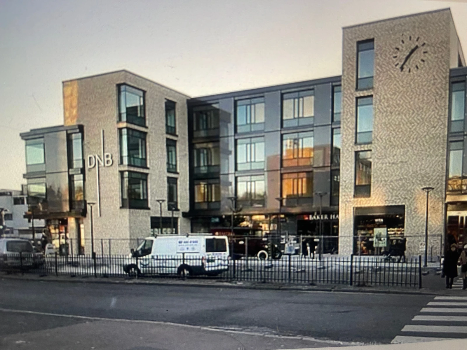 Fasade fra Holmenveien/Vinderentorget Galleribilde