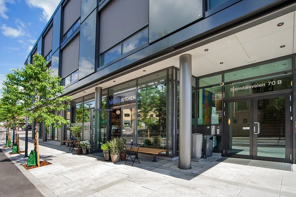 Butikker og inngangsparti fra Borgenveien på gateplan Galleribilde