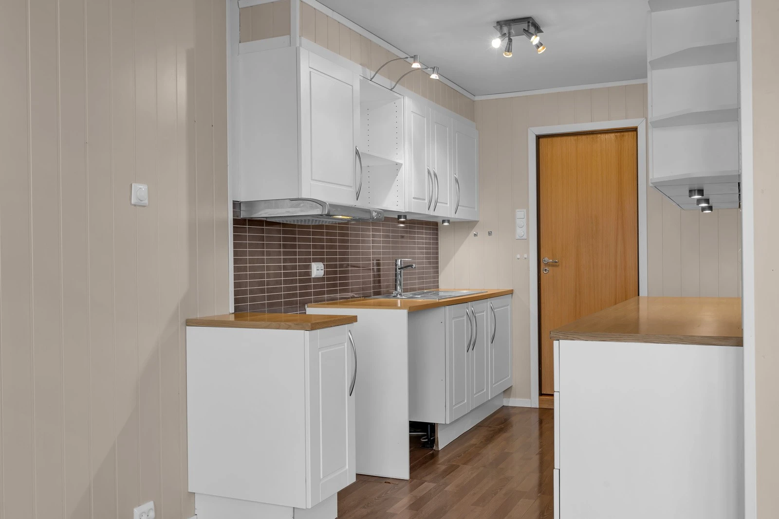 Praktisk kjøkken med innredning på begge sider Galleribilde