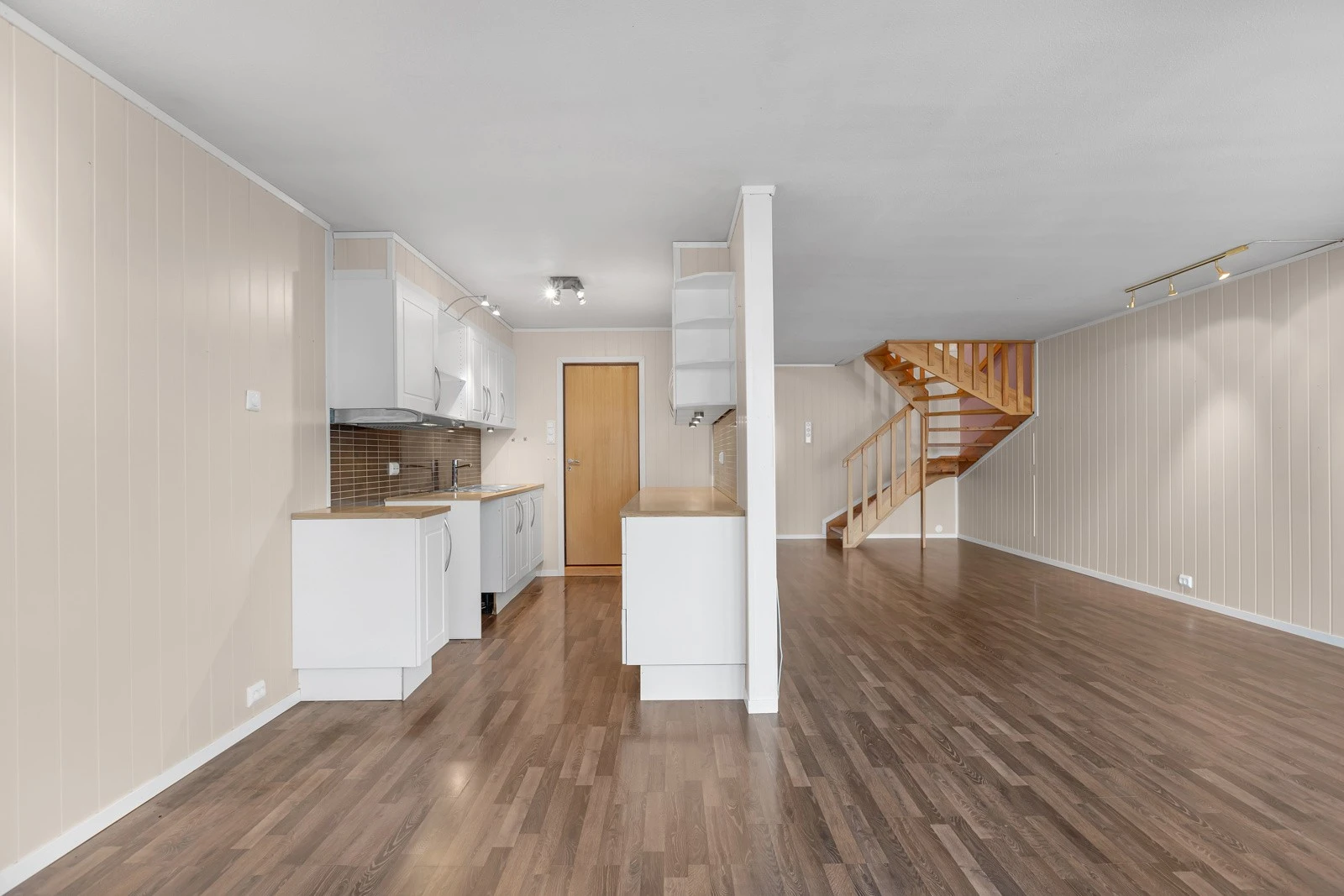 Kjøkkenet er tilbaketrukket og i delvis åpen løsning mot stua Galleribilde