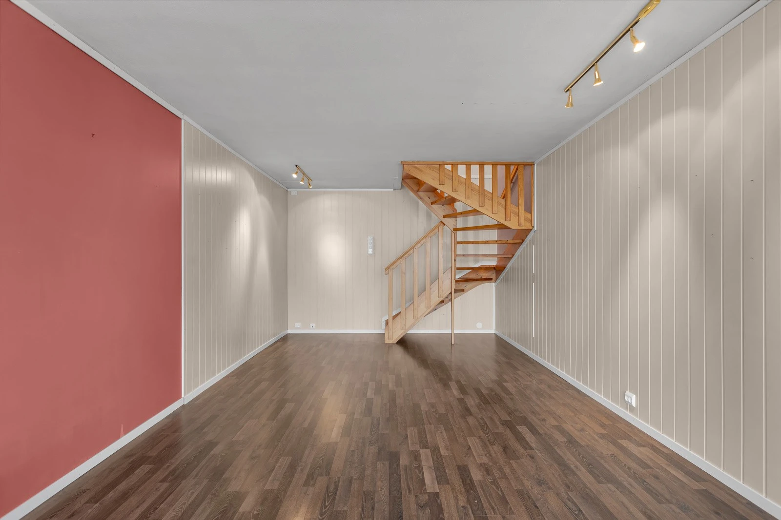 1. etasje i boligen rommer stue, kjøkken, vaskerom, bod og balkong Galleribilde