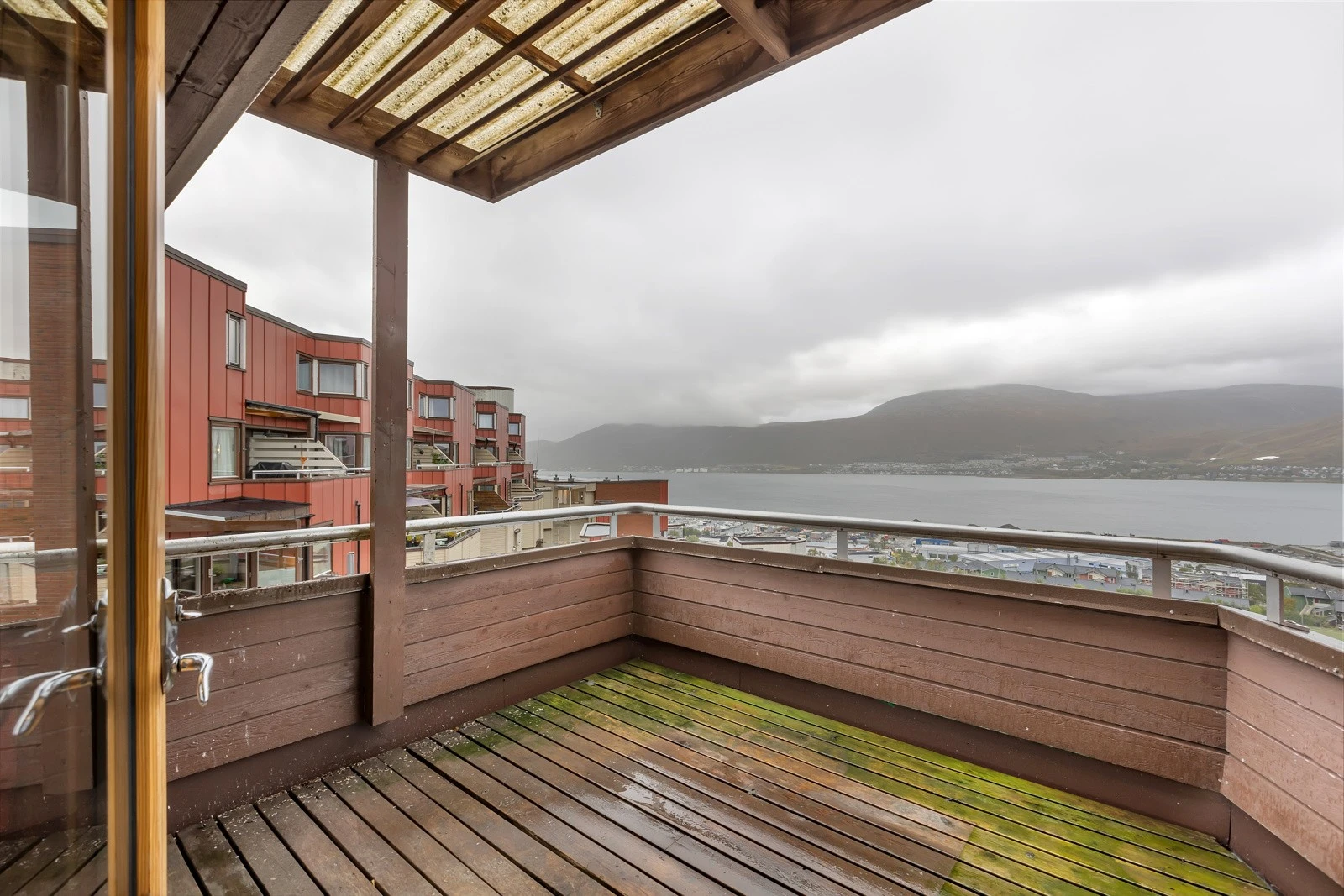 Delvis overbygget balkong med utrolig utsikt Galleribilde