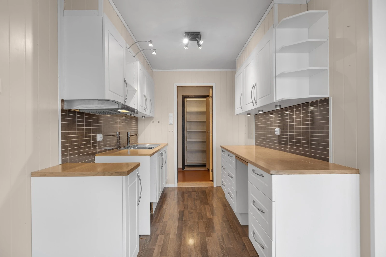 Bak kjøkkenet finner du både vaskerom og bod Galleribilde