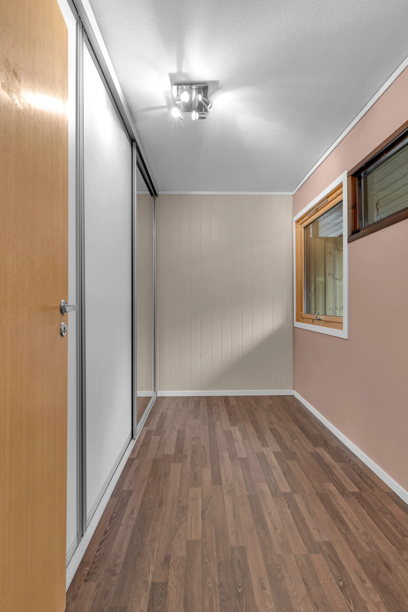 Det første soverommet på høyre side fra gangen er på ca. 6.5 m2 og nyttes i dag som garderobe Galleribilde