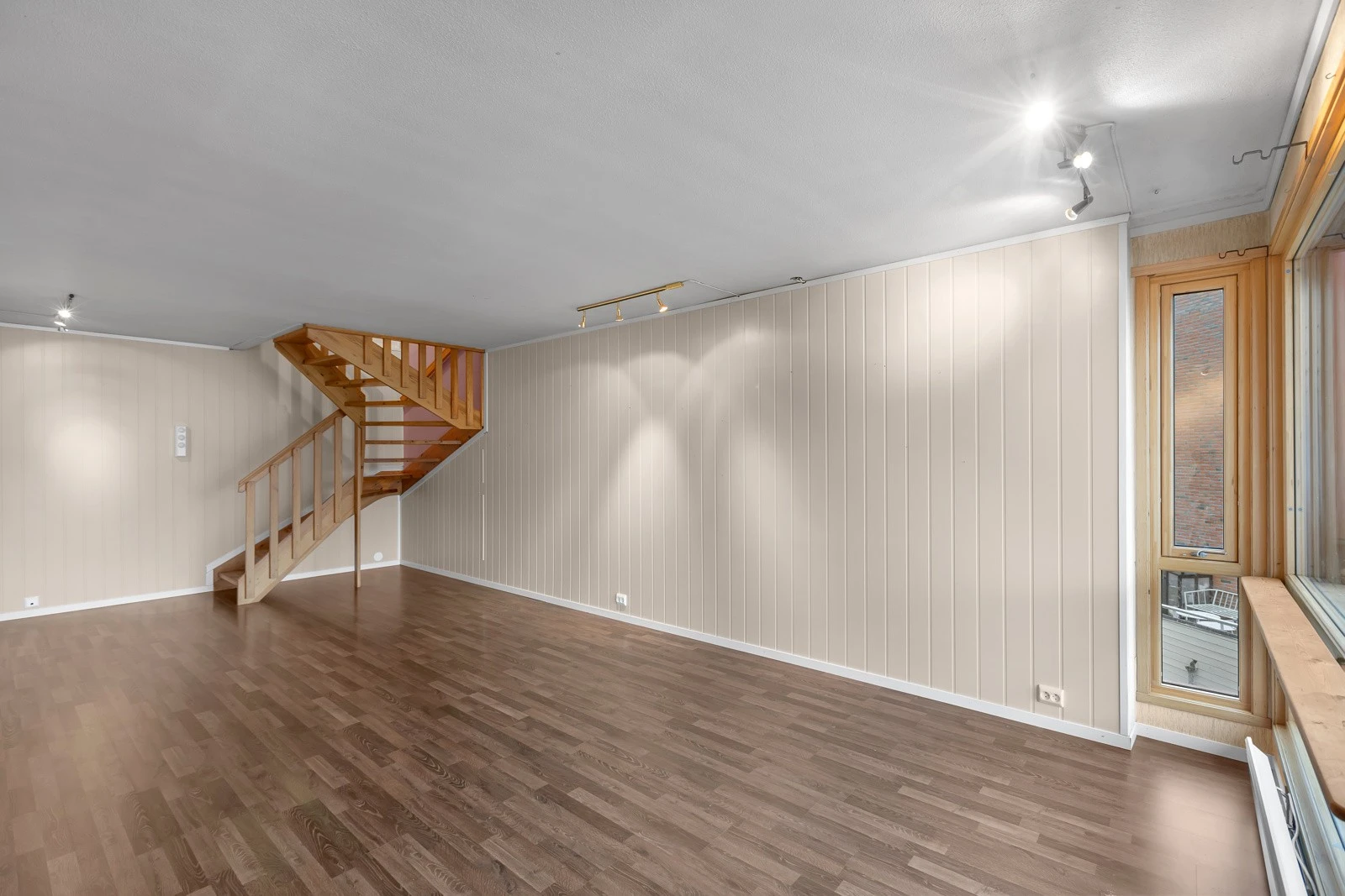 Du kommer direkte til stuen fra trappegangen Galleribilde