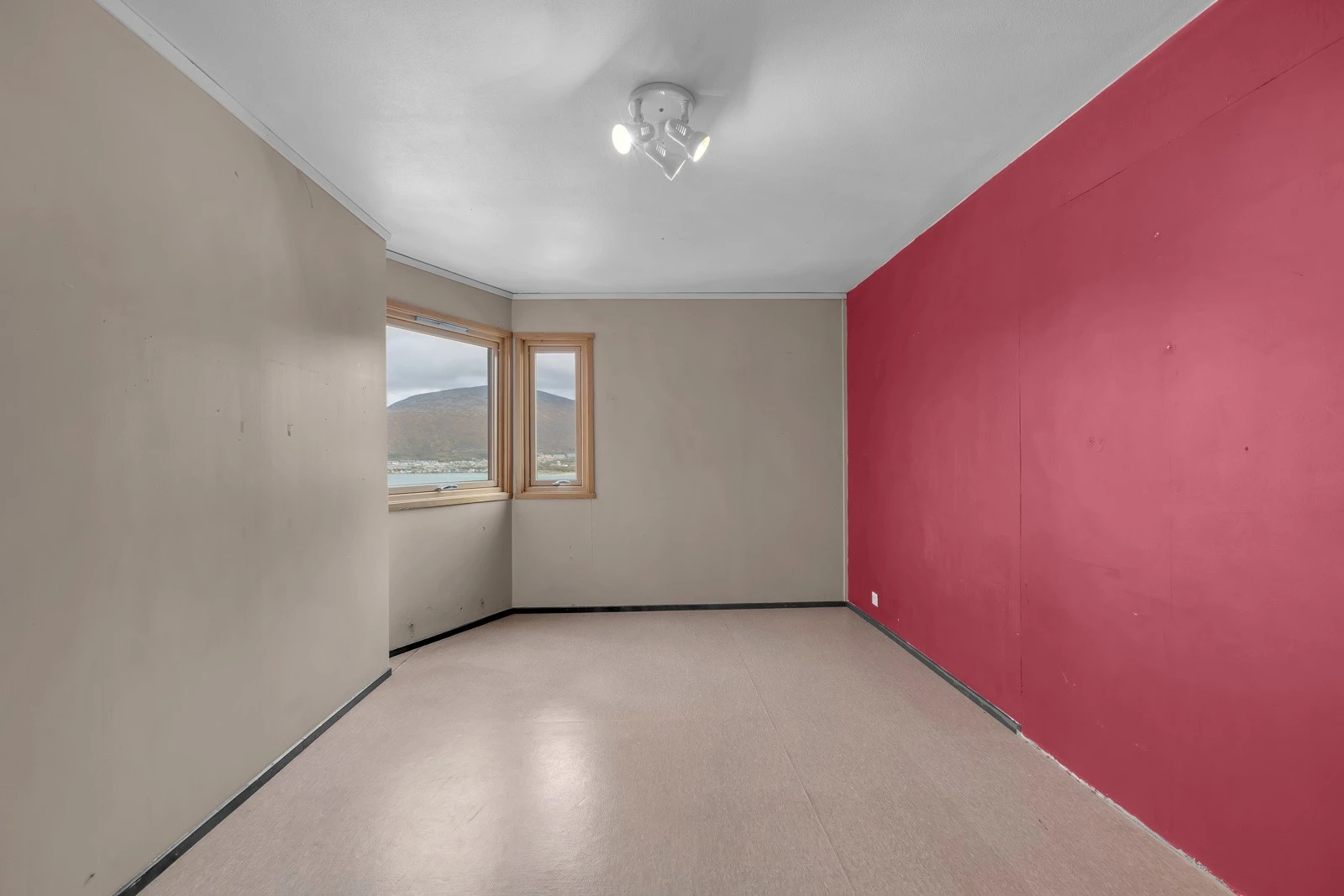 Soverom 3 ligger også i front, er romslig og har et areal på ca. 14m2 Galleribilde