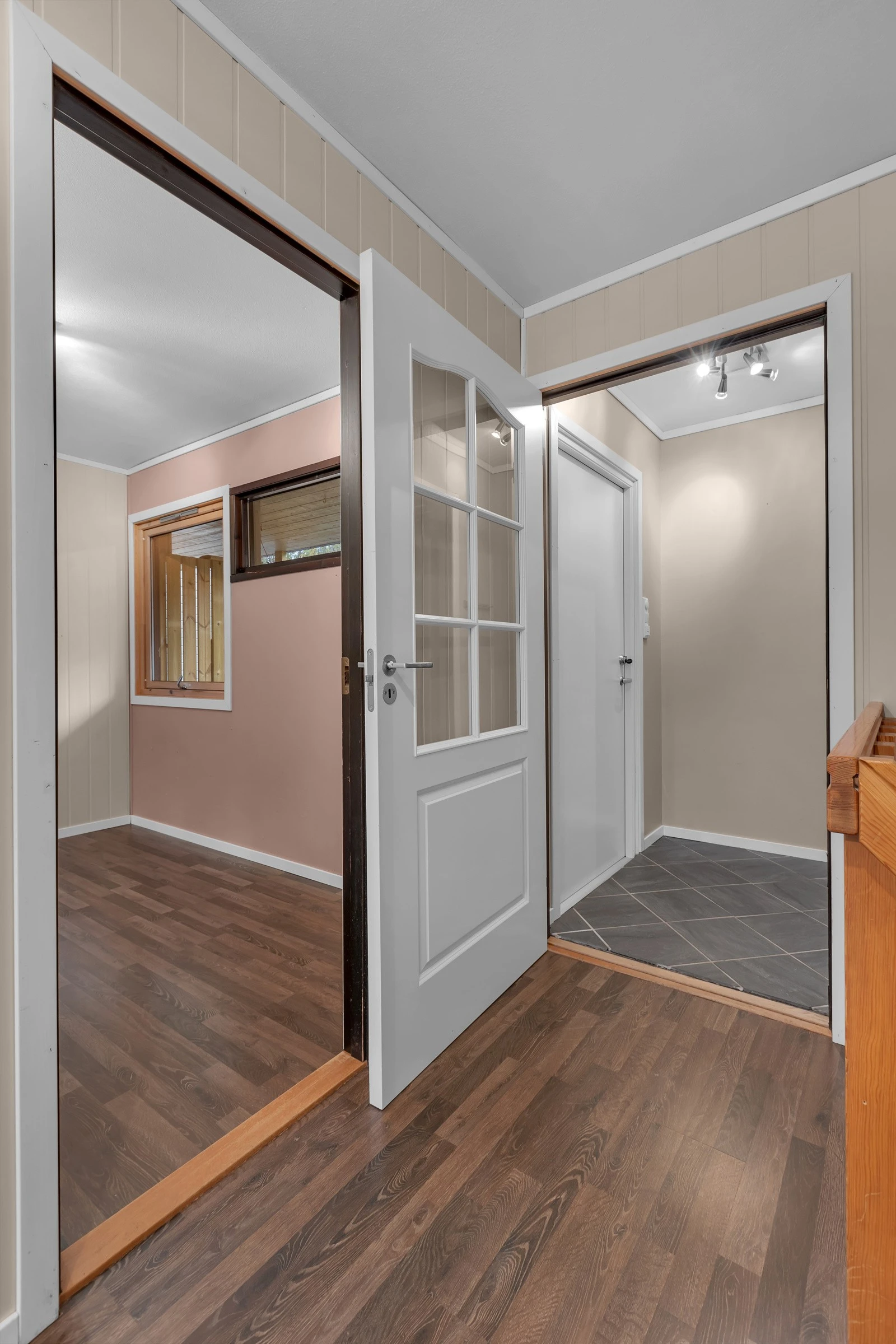 Øverste etasje er dedikert til soverom, bad, wc og boder Galleribilde