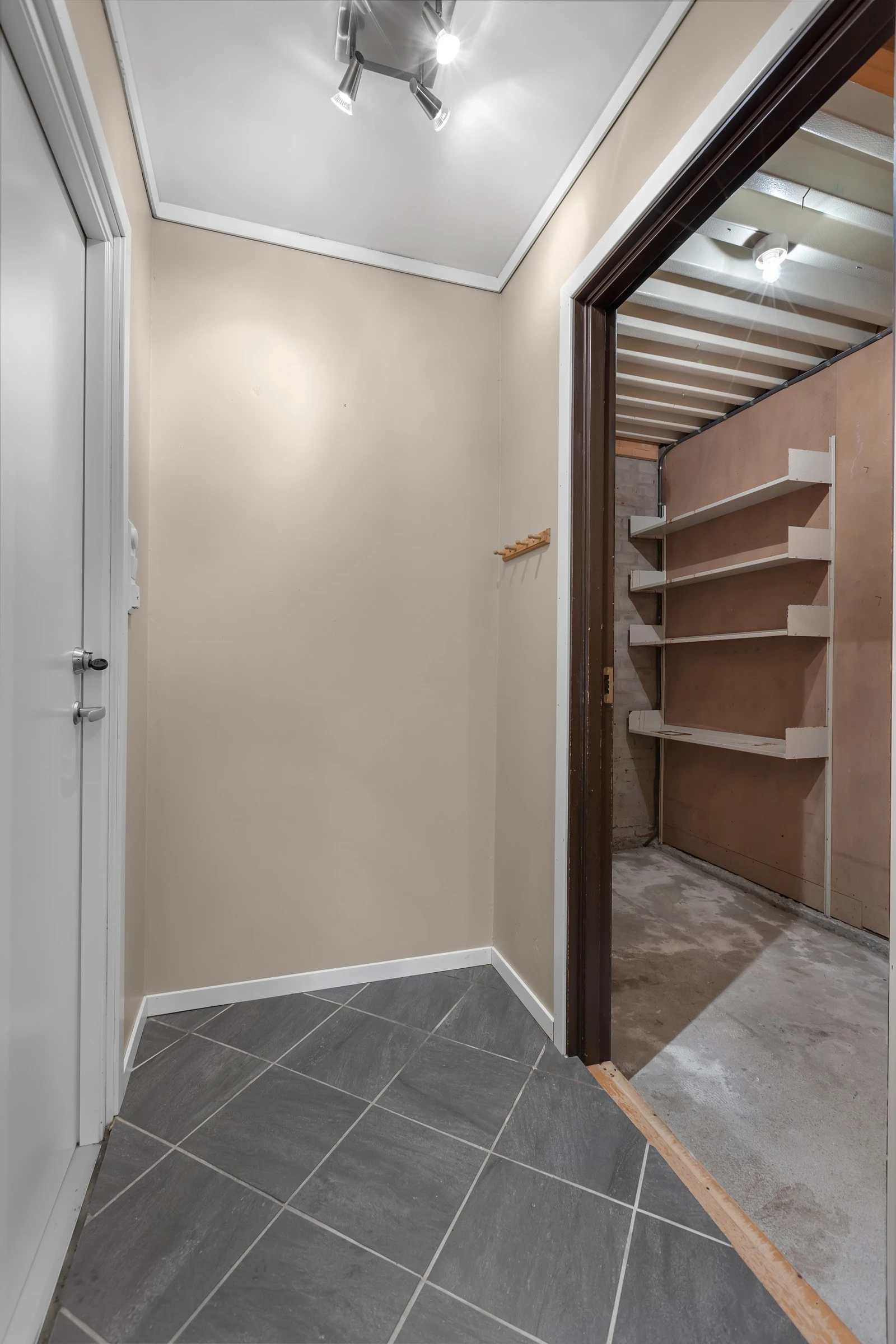 Velkmmen inn! Det første som møter deg er dette inngangspartiet som leder deg til sporstbod og videre inn i boligen Galleribilde