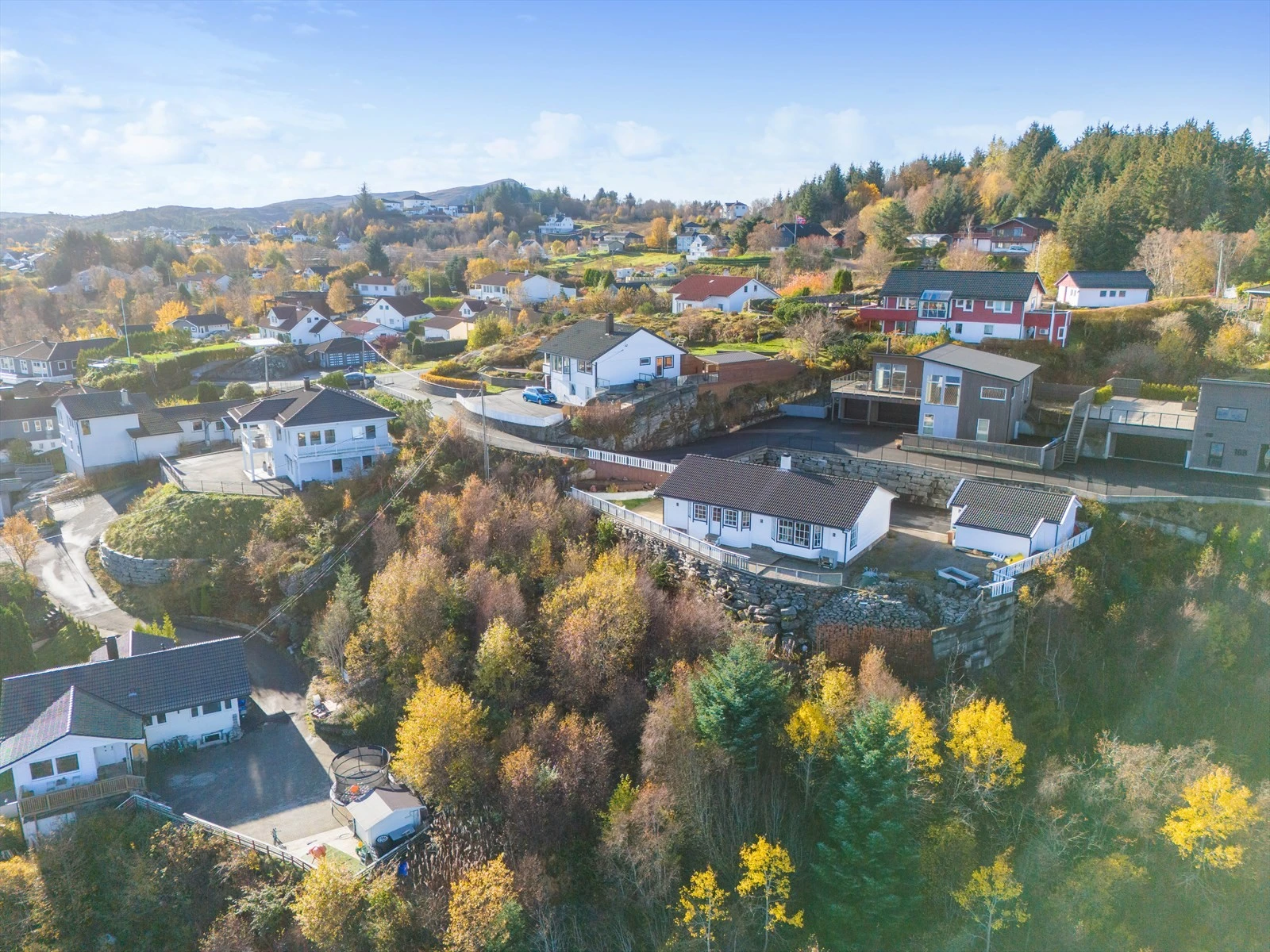Fra tomten er det kort vei til både skole og barnehage Galleribilde