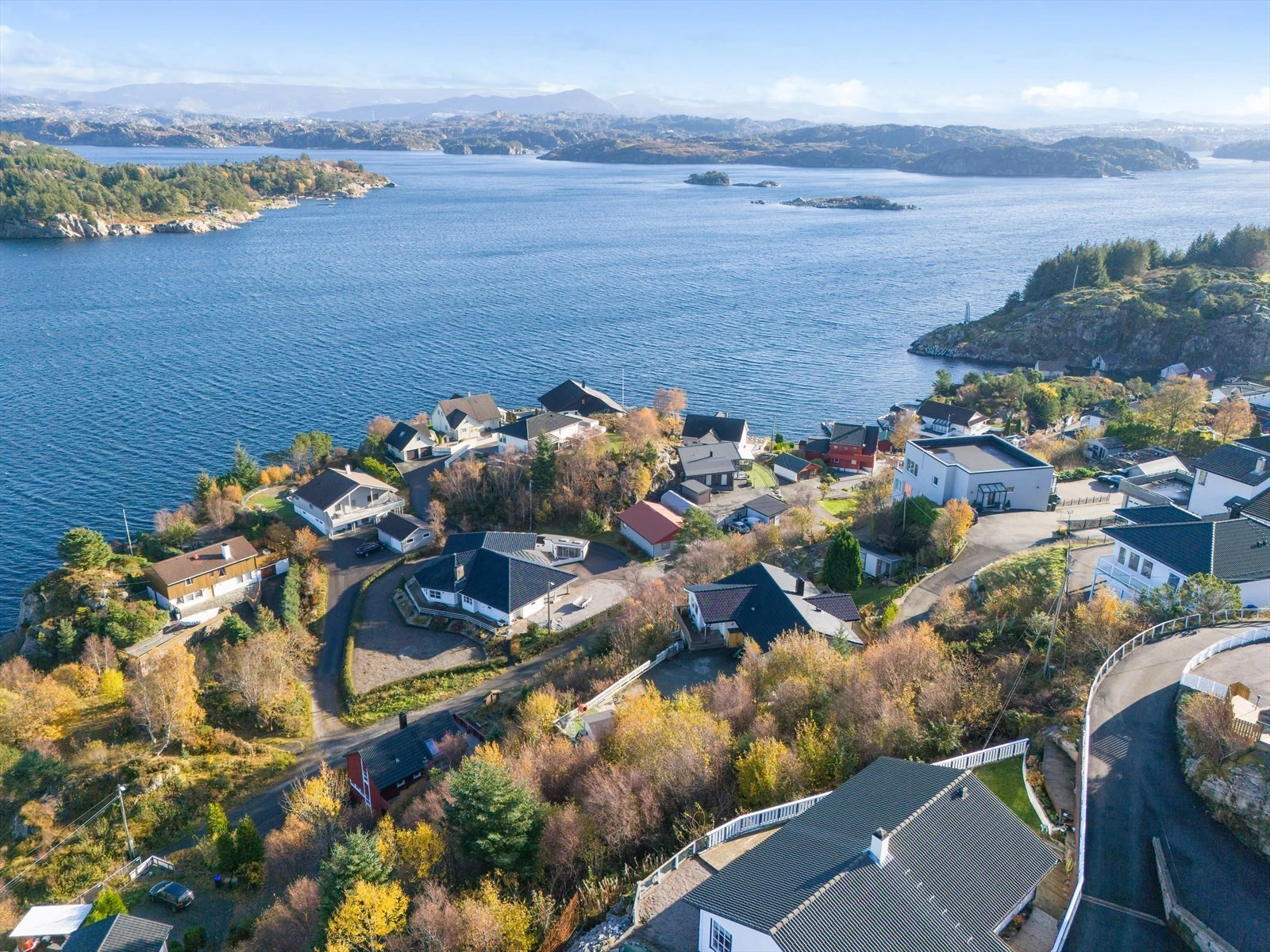 Det har tidligere vært innsøkt og gitt igangsettelsestillatelse for en enebolig på tomten. Denne er utløpt. Galleribilde