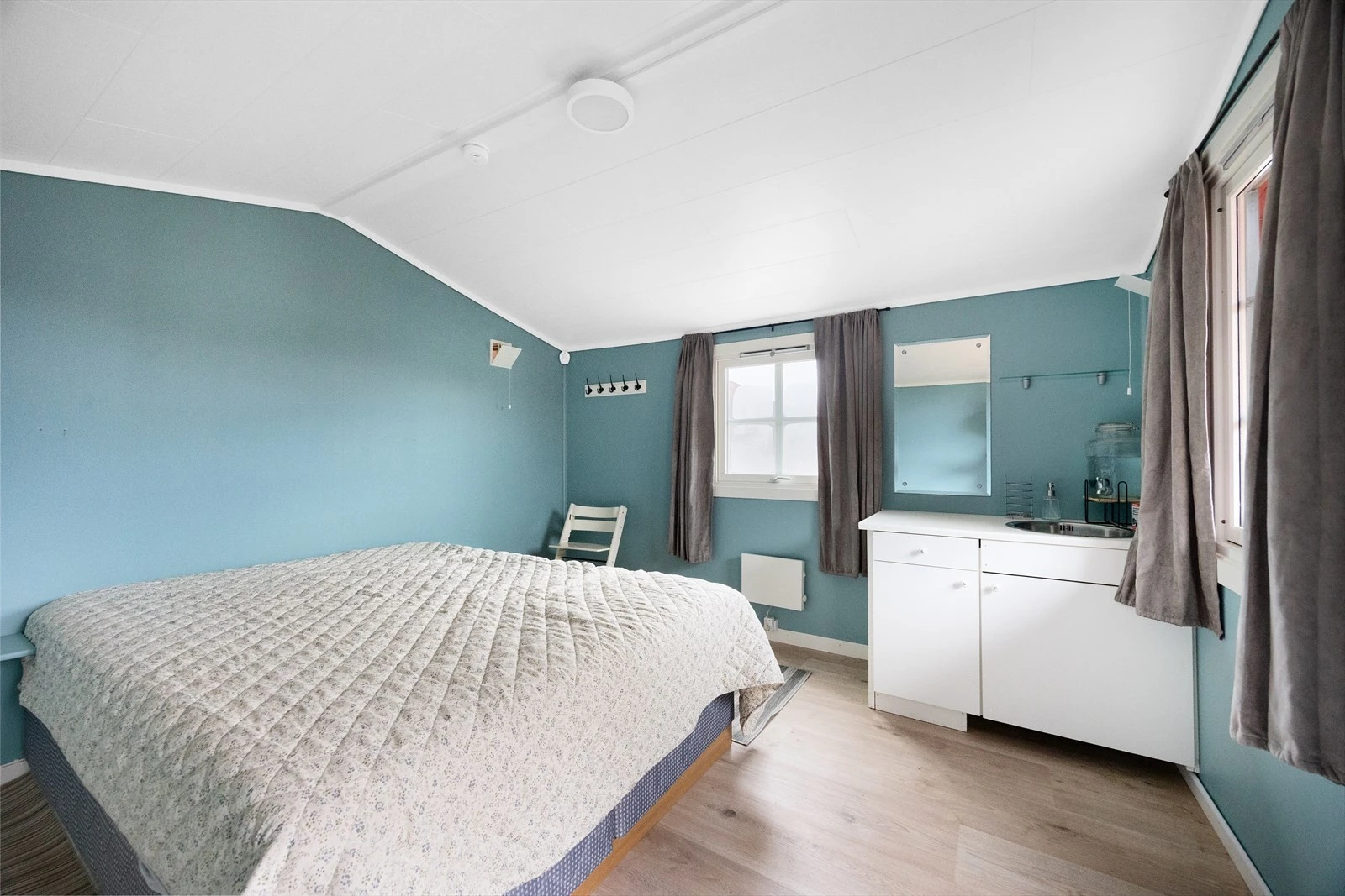 Annekset er innredet som soverom. Her har man god plass til en dobbeltseng og man kan ha gjester over. Galleribilde