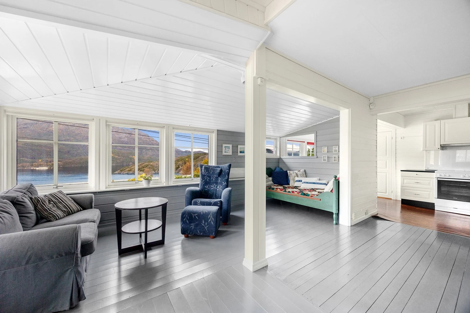 Dette er et stort og sosialt oppholdsrom - akkurat som man vil ha det på hytten. Her er det plass til sofagruppe, spisegruppe og man kan nyte den fine utsikten som vinduene rammer inn. Galleribilde