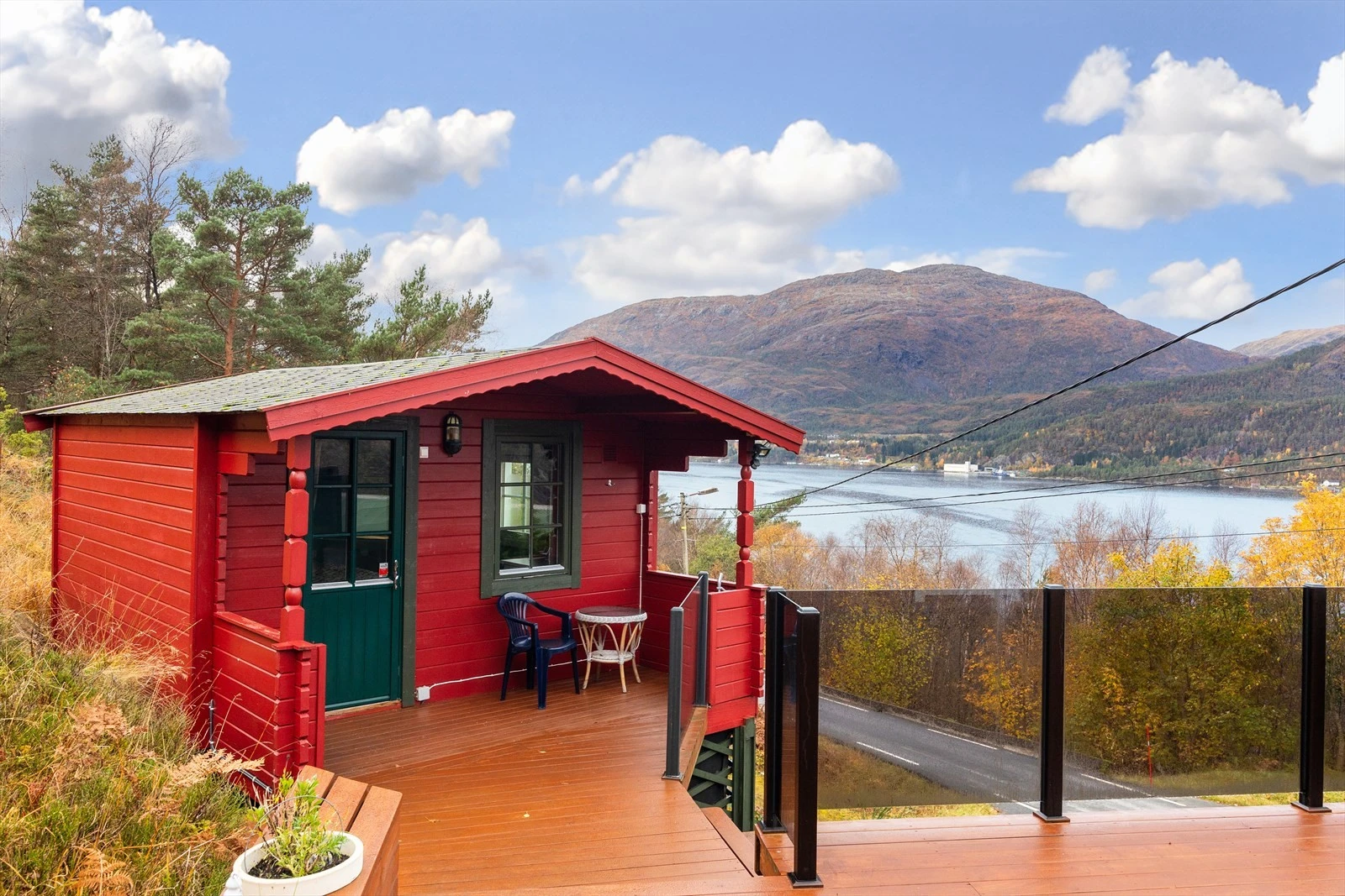 Fra terrasse kommer man inn i det koselige annekset. Dette måler 12 kvm. Galleribilde