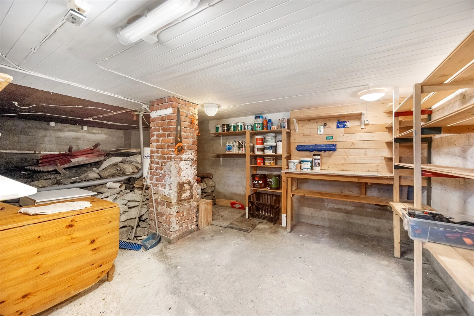 Kjelleren er en grovkjeller og har mye plass til å stue bort møbler for vinteren med mer. Denne måler 24,5 kvm. Galleribilde