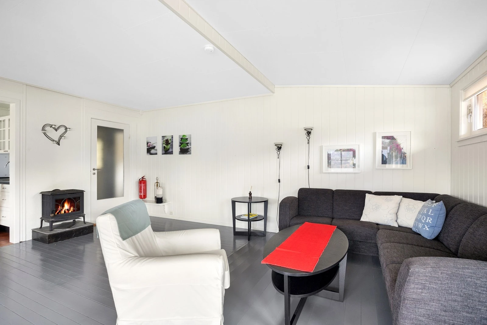 Det er også peis i dette rommet som gir godt med varme på høst- og vinterstider. Galleribilde