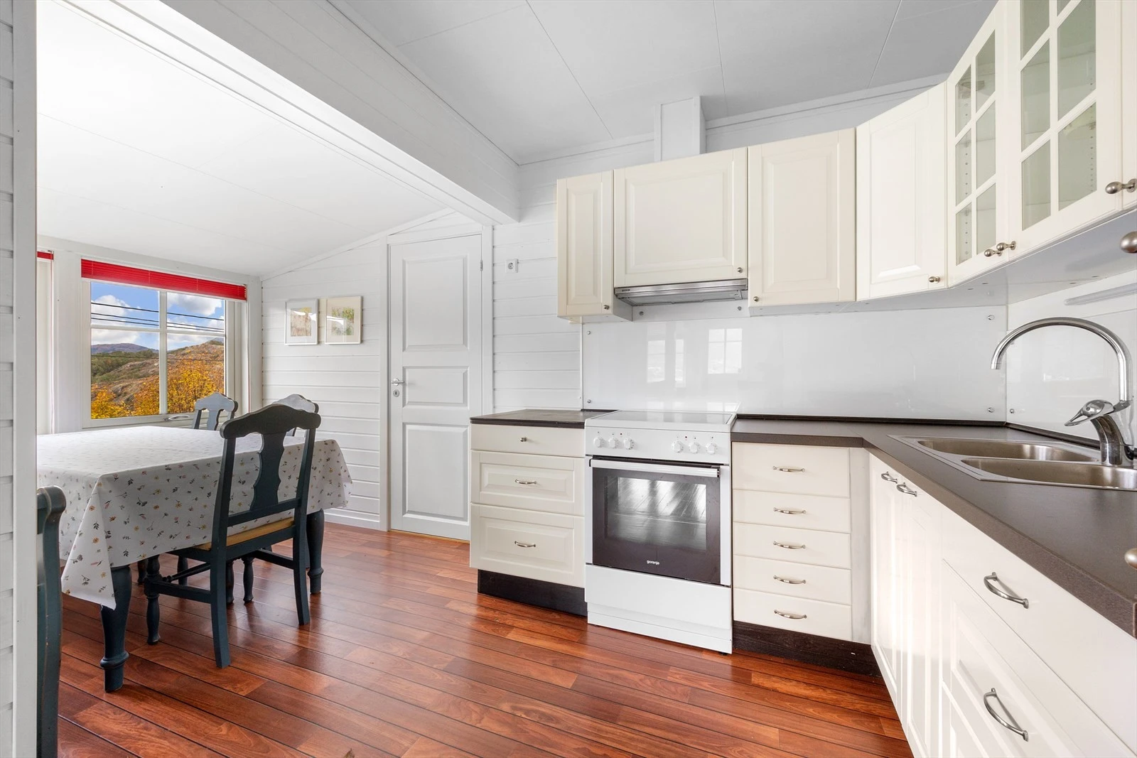 Kjøkkenet er utstyrt med profilerte fronter og har godt med oppbevaringsmuligheter. Galleribilde