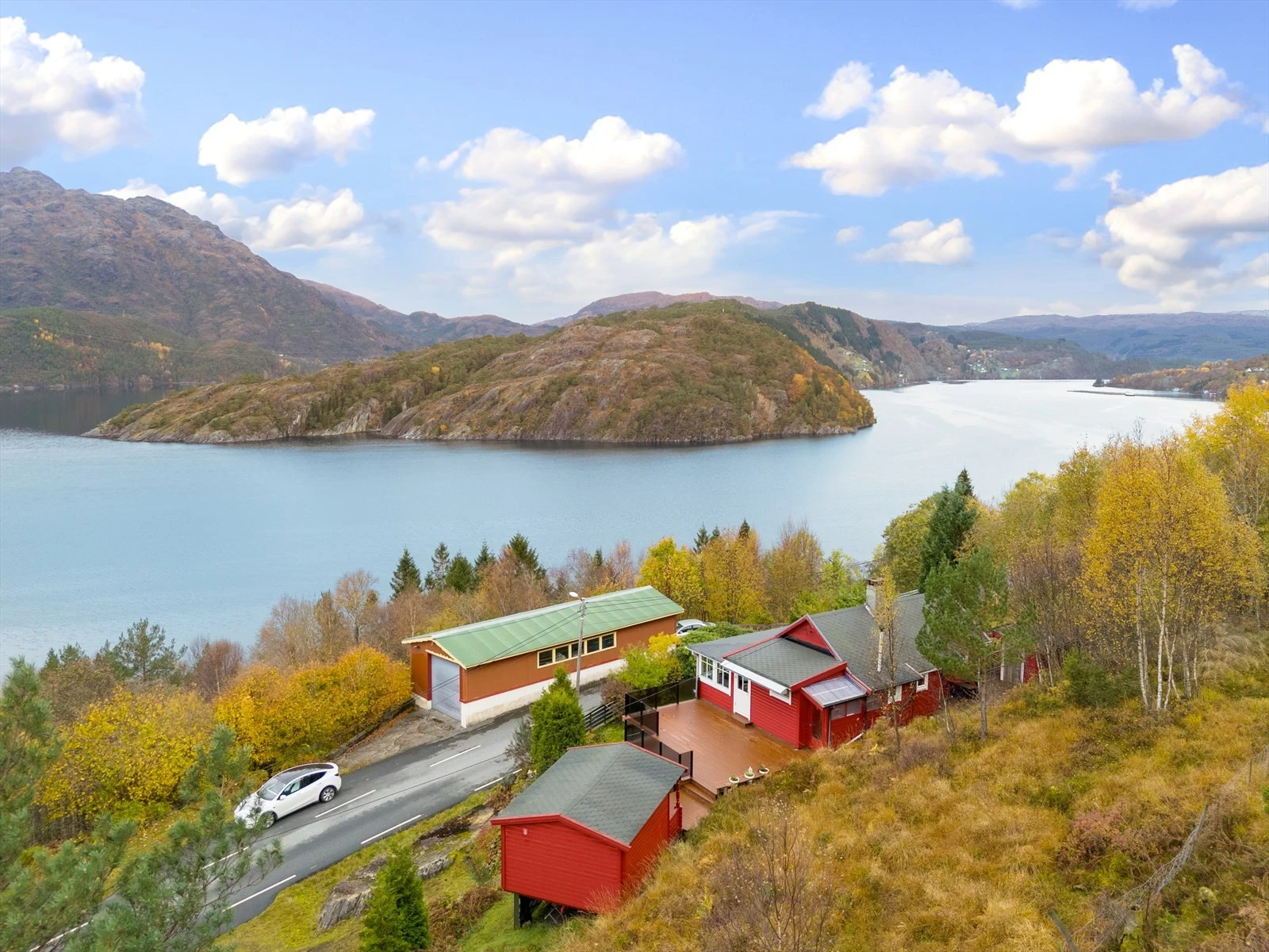 Flott hytte i fine omgivelser langs Samnangerfjorden. Det er også gode turmuligheter og kort vei til Kvamskogen. Galleribilde