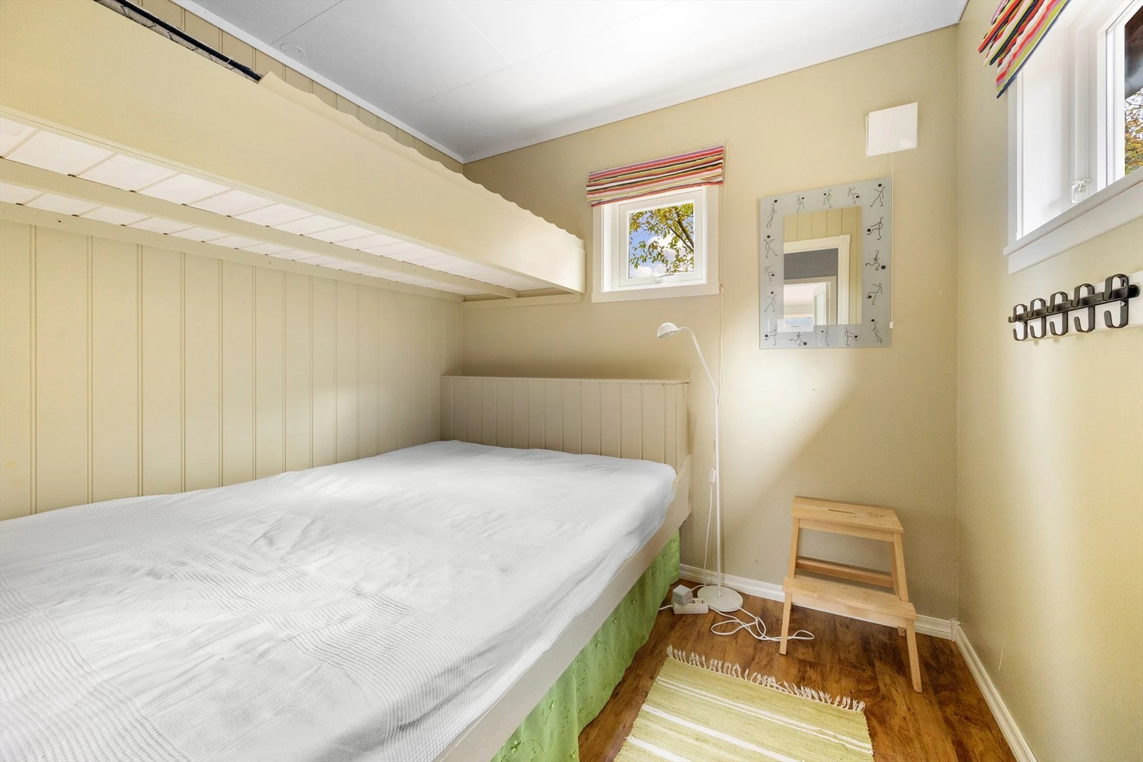 Soverom 2 er på 5,5 kvm og er utstyrt med en etasjeseng, hvor bunnen er dobbelseng. Det er dermed plass til å huse 3 personer på dette rommet. Galleribilde