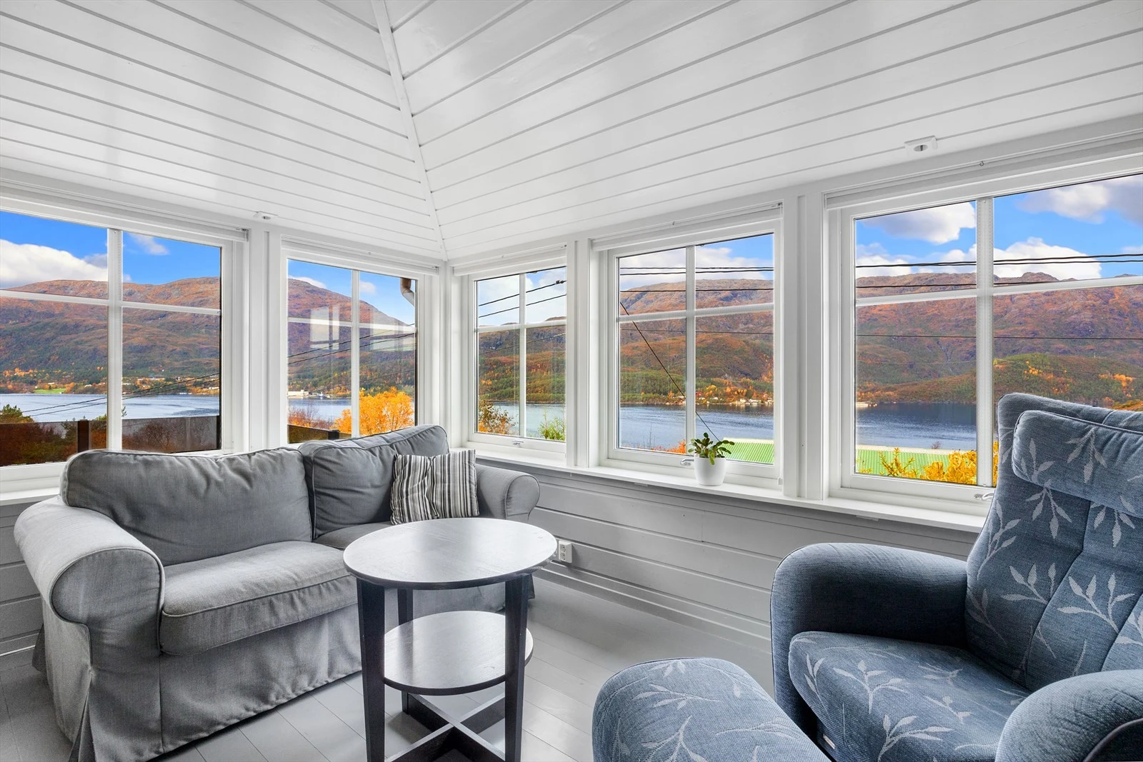 Fin sittegruppe hvor en kan nyte den fine utsikten over Samnangerfjorden. Galleribilde