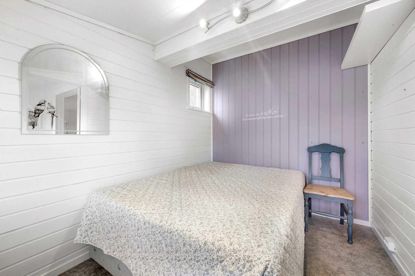 Hovedsoverommet er innredet med dobbeltseng og annet soveromsmøbelement. Dette måler 7,4 kvm. Galleribilde