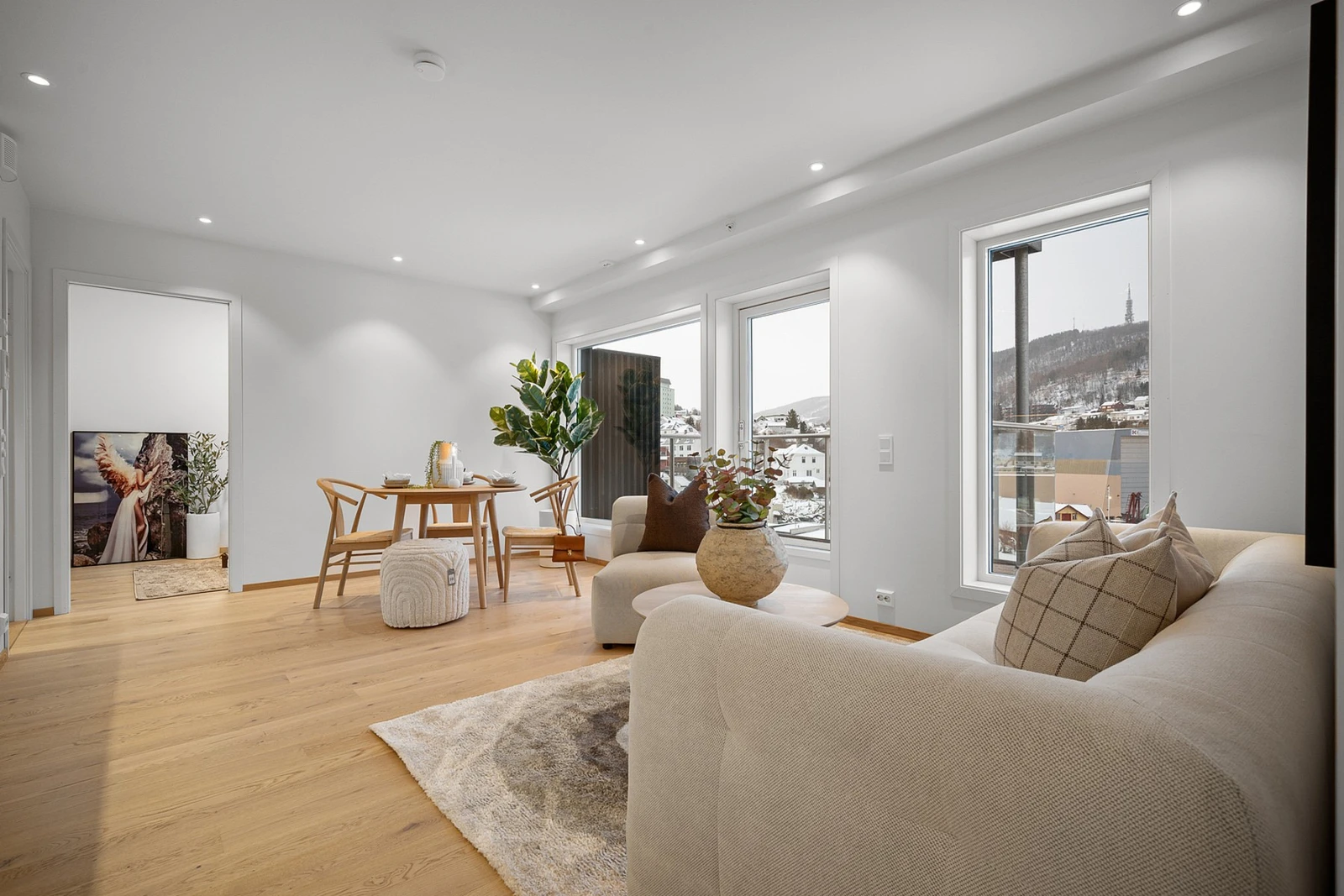 Fra stuen er det adkomst til en stor balkong med svært gode solforhold og flott utsikt vestover fra Harstadåsen til Trondenes Galleribilde