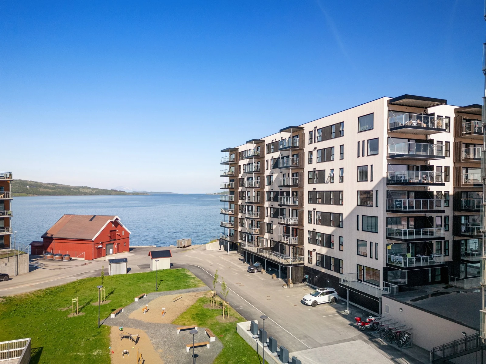 Fellesområdene er pent opparbeidet med lekeplasser, sittebenker, sykkelstativ med mer Galleribilde