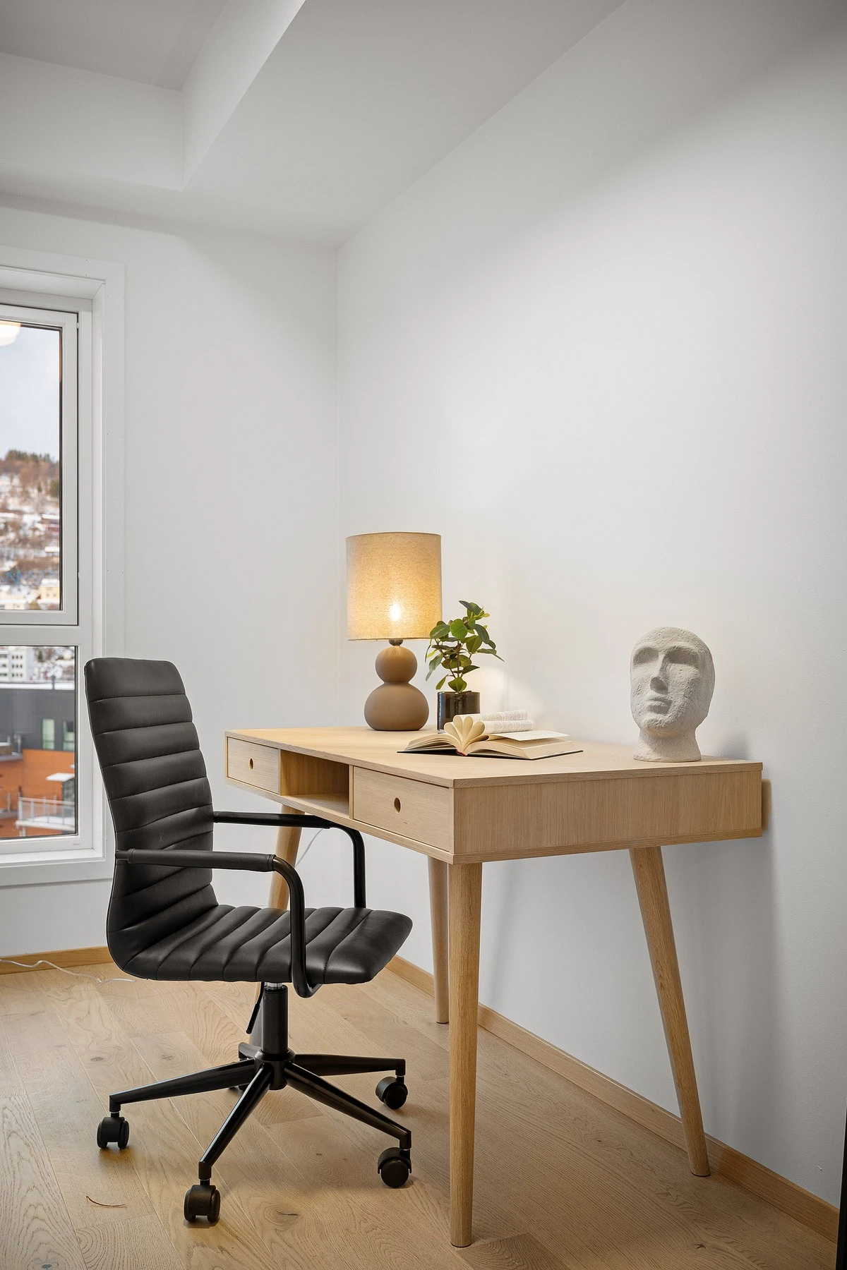 Innredet som kontor/hobbyrom Galleribilde