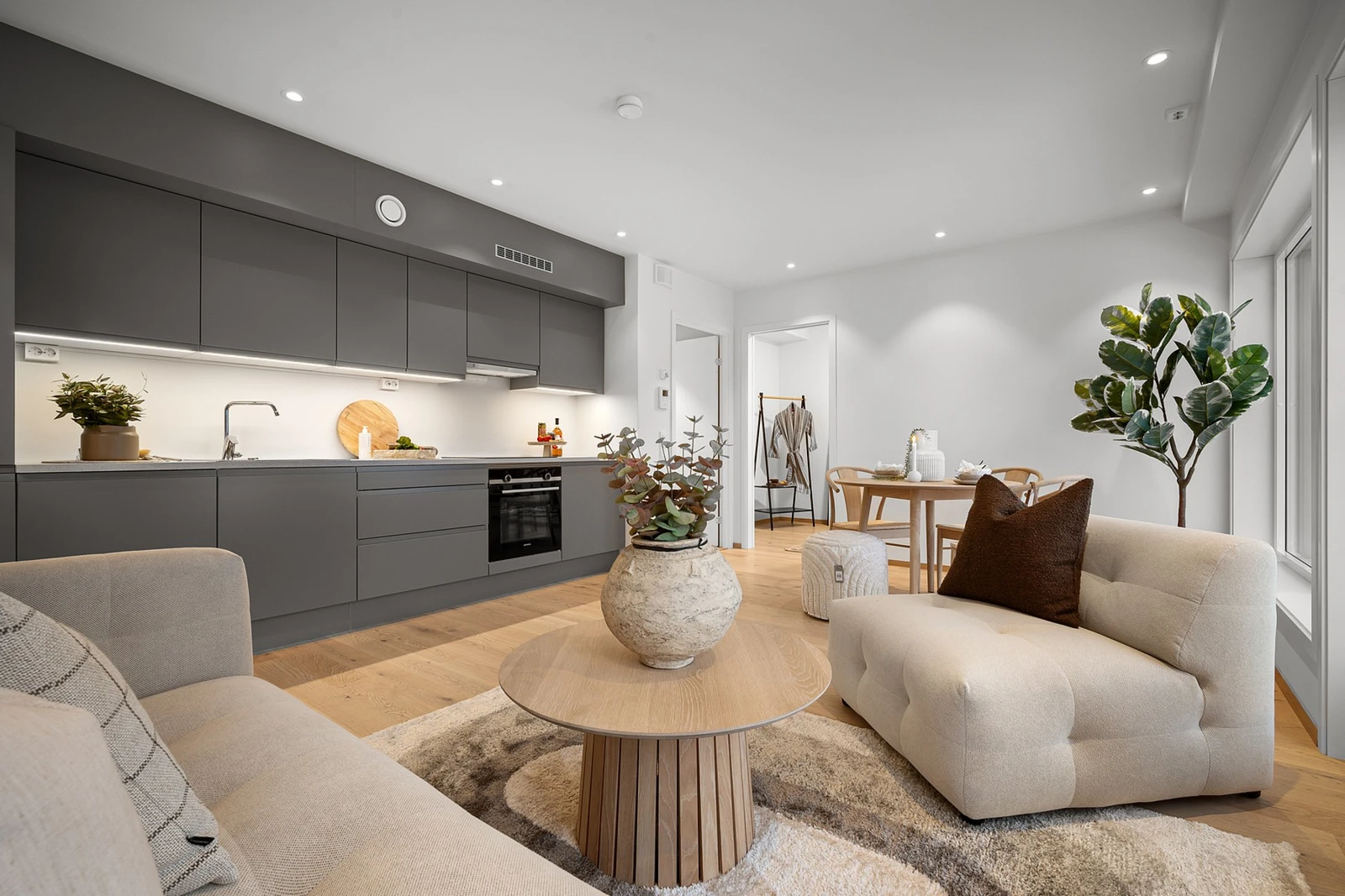 Arealffektiv løsning gir plass til en romslig kjøkkeninnredning i sosial tilknytning til stue og spisestue Galleribilde