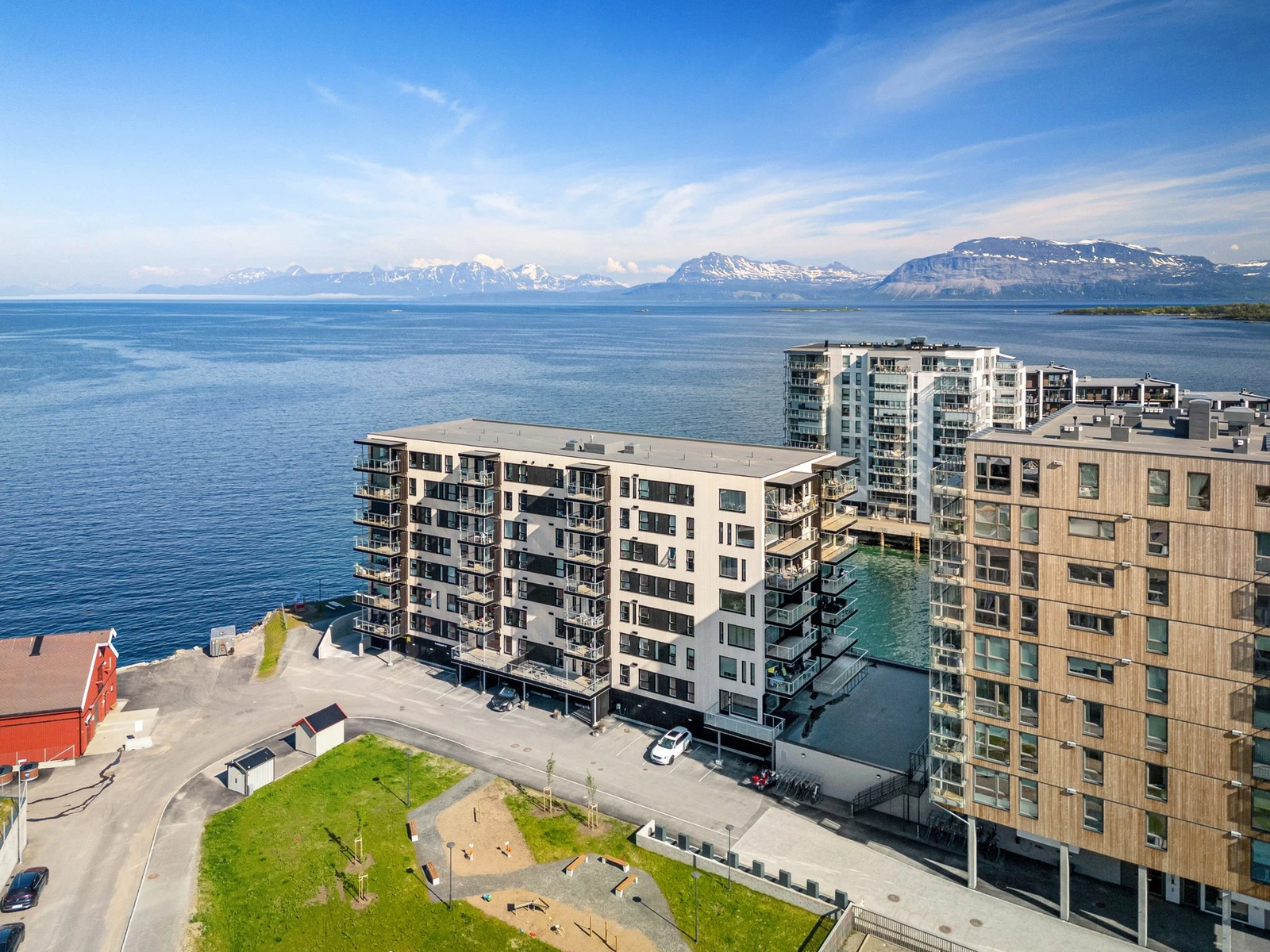 Den perfekte leilighet for deg som ønsker et behagelig liv med gangavstand til alt du trenger i hverdagen og slippe å bruke tid på plenklipp og snømåking Galleribilde