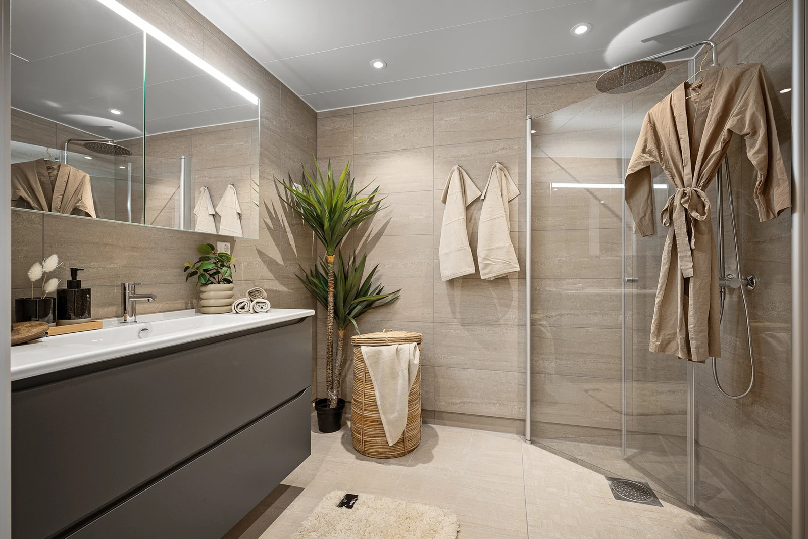 Lekkert, flislagt bad i behagelige fargetoner Galleribilde