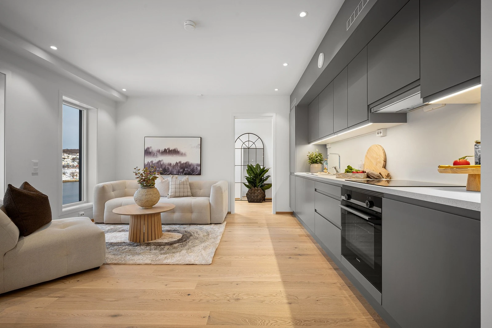 Alt av gulvflater (bortsett fra bad) med 1-stavs eikeparkett Galleribilde