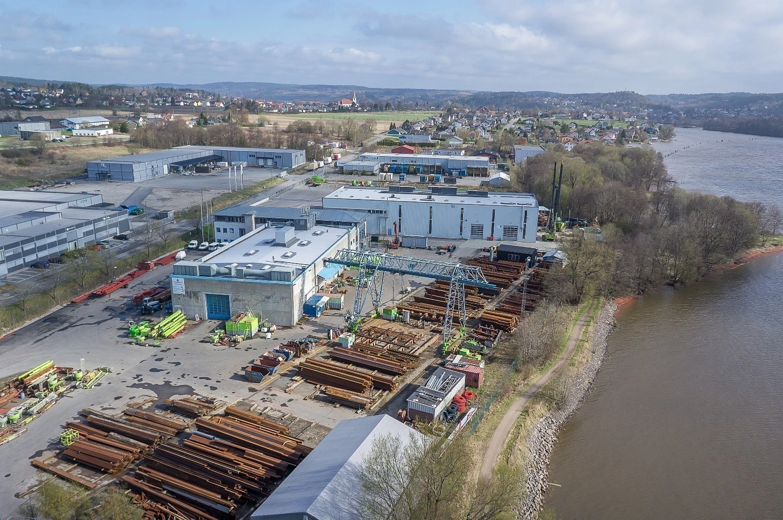 Vallehellene 3-5 og 7-9. Eiendommen er etablert sentralt på Valle Industriområde, som er mellom Sarpsborg og Fredrikstad. Galleribilde