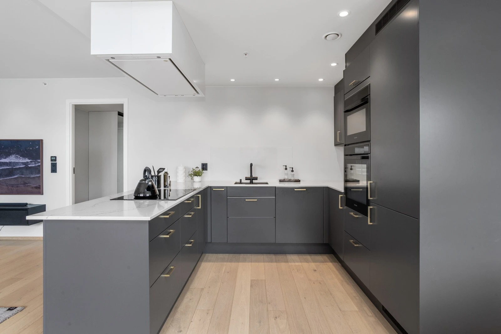 Fritthengende ventilator fra himling levert av Røroshetta og komfyrvakt er montert over kokesone Galleribilde