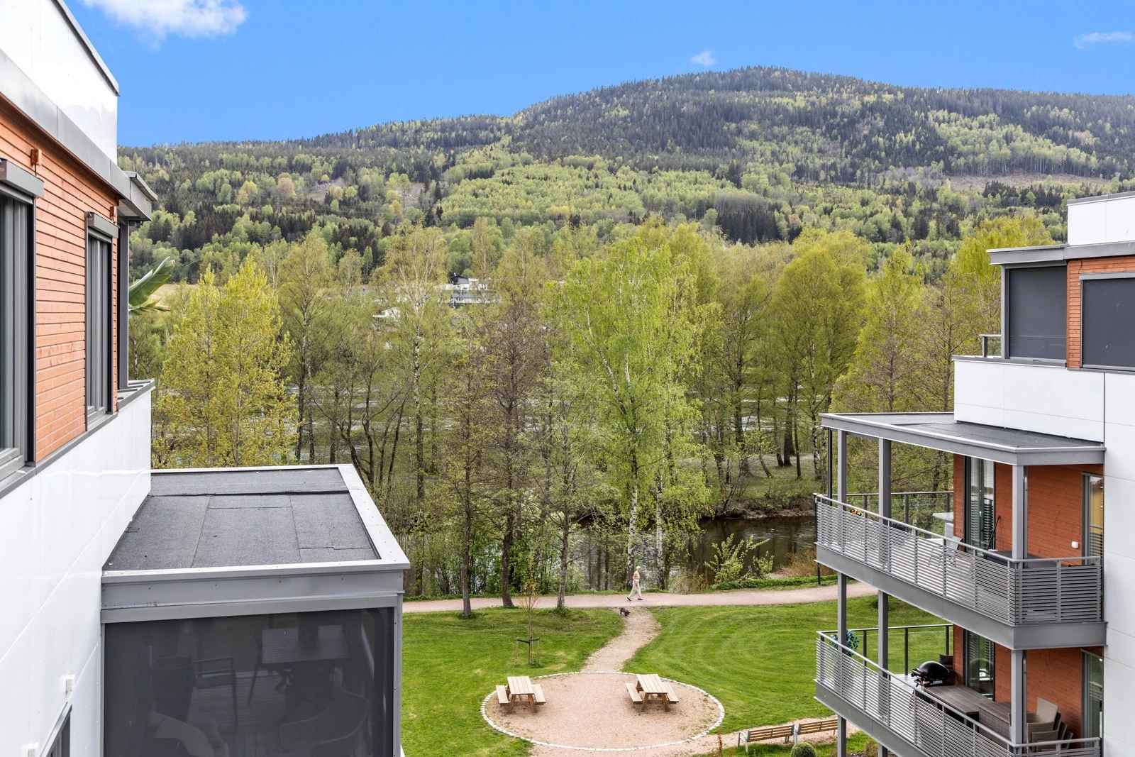 Flott utsikt mot elven og Pålsøya fra takterrassen Galleribilde