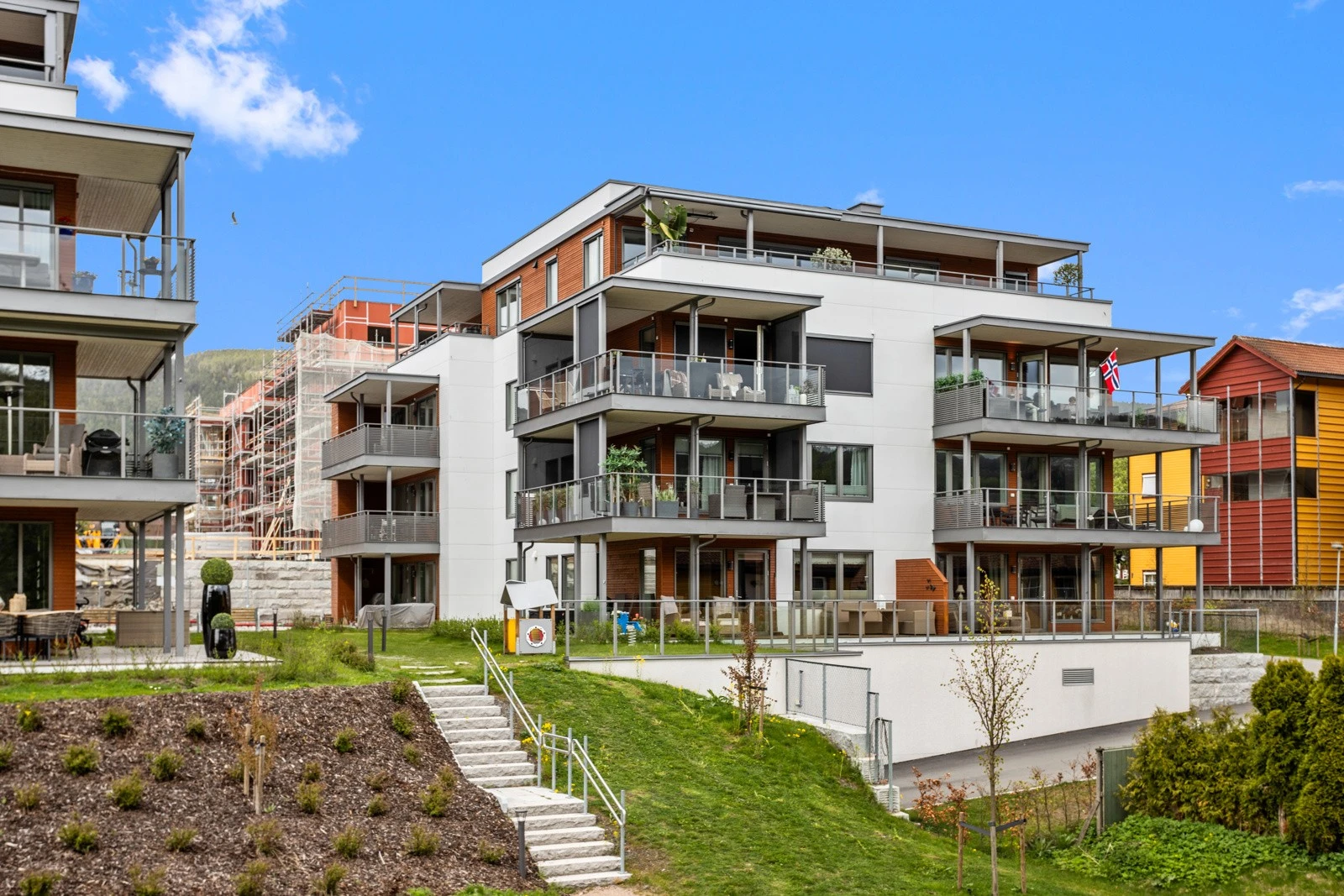 Pålsøya Park har store felles utearealer som er opparbeidet med grøntarealer som omkranser bebyggelsen Galleribilde