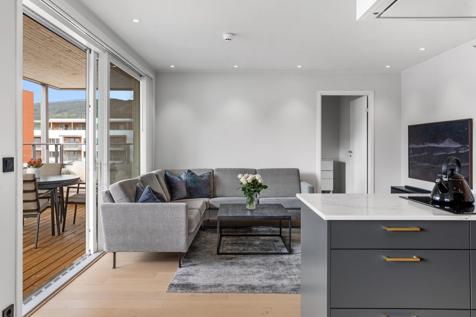 Leiligheten har en luftig romfølelse med flere store vindusflater som slipper inn rikelig med naturlig lys Galleribilde