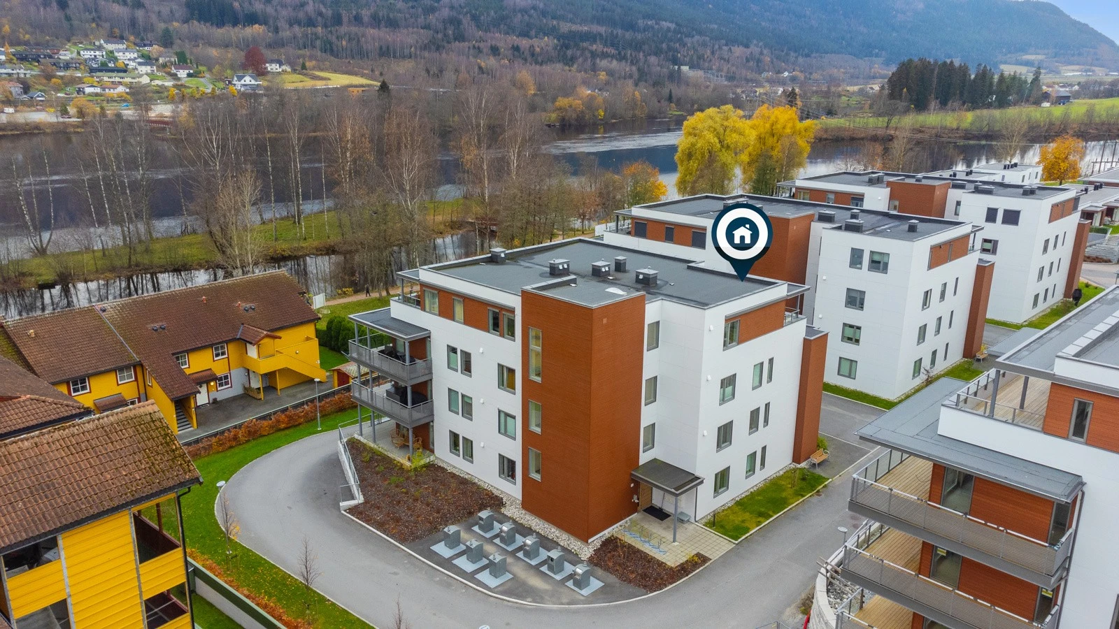 Veien leder videre rundt bygget og inn i garasjeanlegget Galleribilde