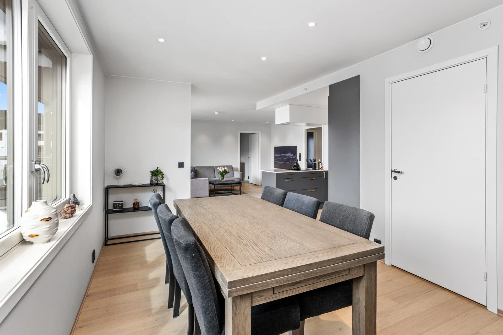 Det er montert utvendig sunscreen på spisestuevinduet, som kommer godt med på solfylte dager. Innvendig og praktisk bod innenfor neste rom til høyre Galleribilde