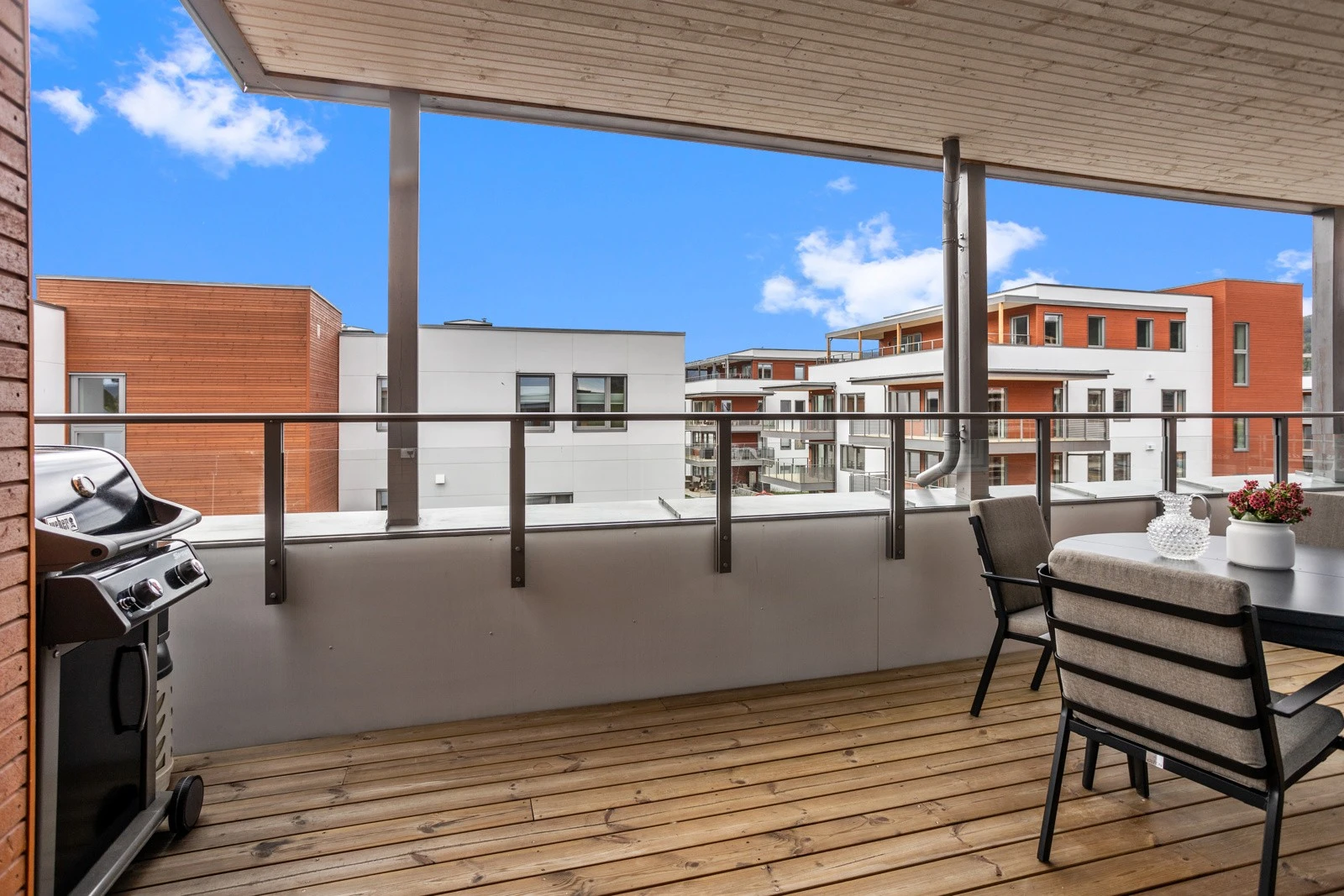 Fra stuen er det utgang via skyvedør til en stor, vestvendt takterrasse på 17m2 Galleribilde