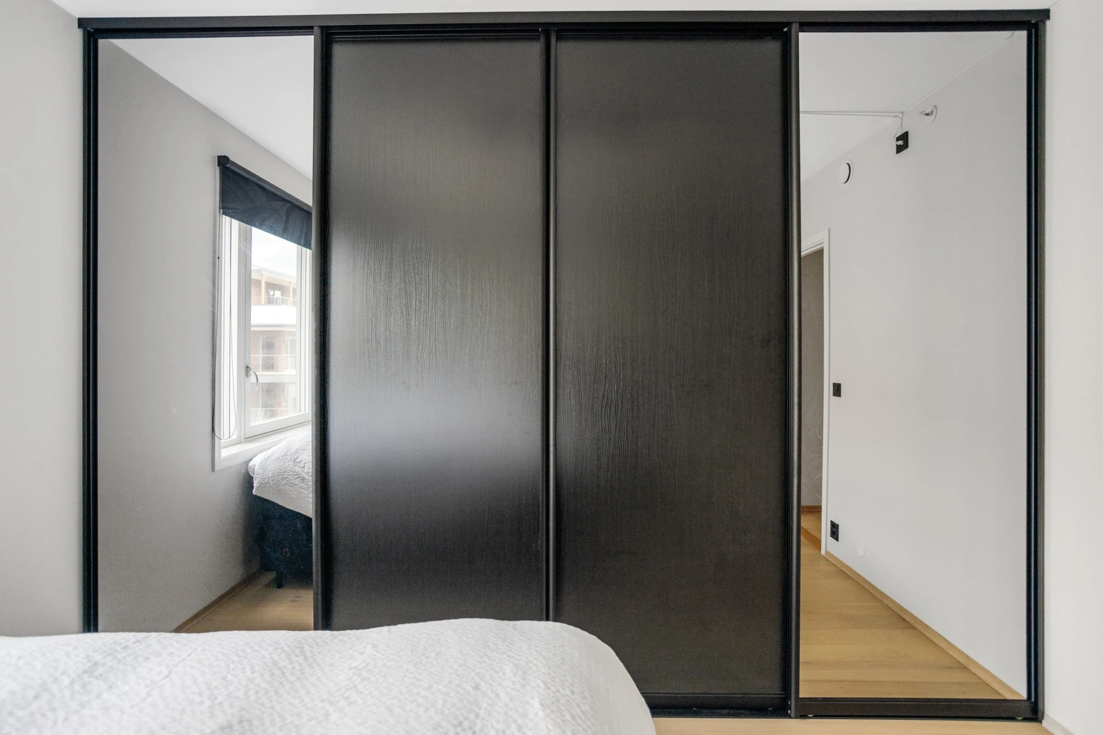 Det er montert stor skyvedørsgardrobe med speil på hovedsoverommet Galleribilde