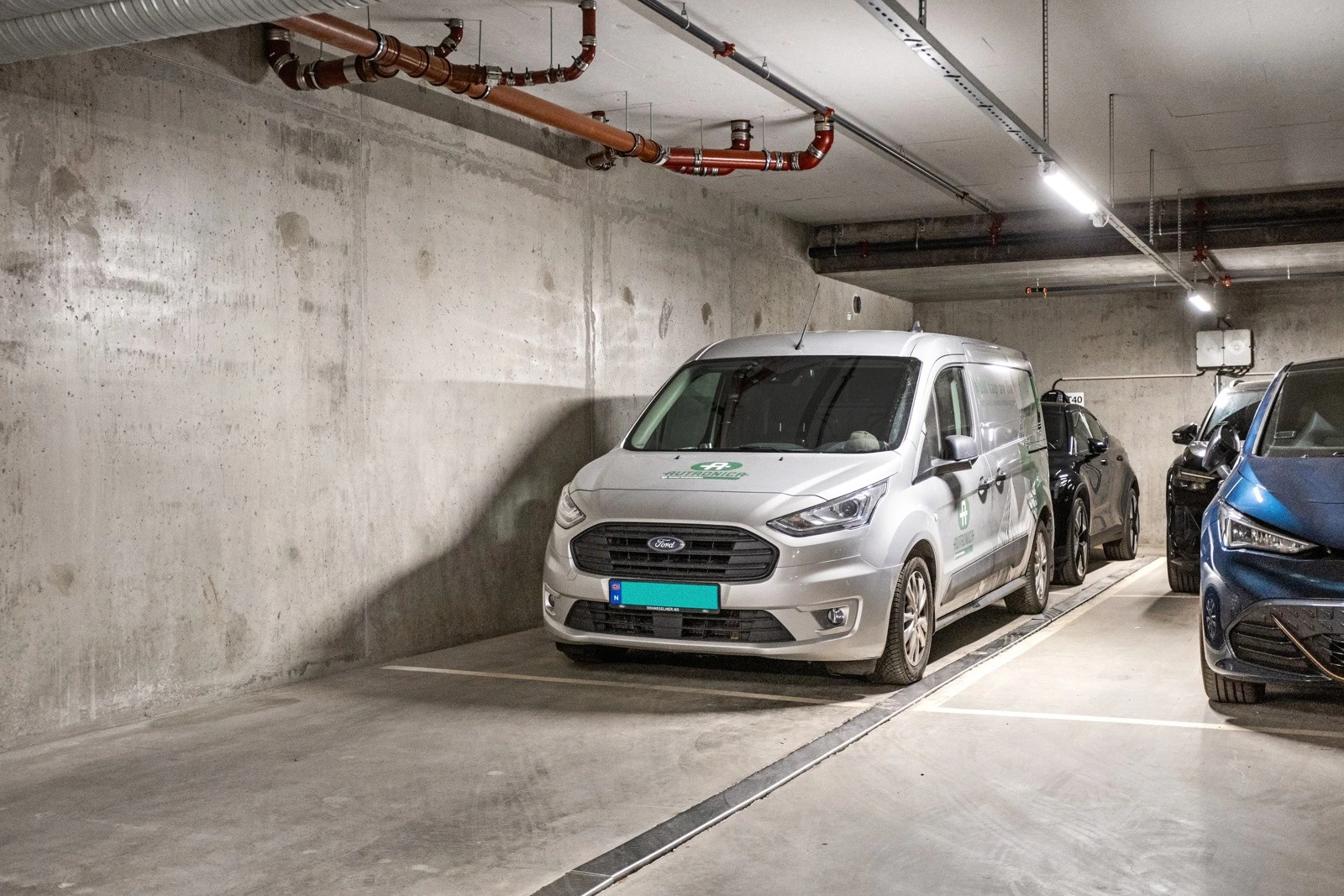 Med leiligheten medfølger det to garasjepasser i rekke Galleribilde