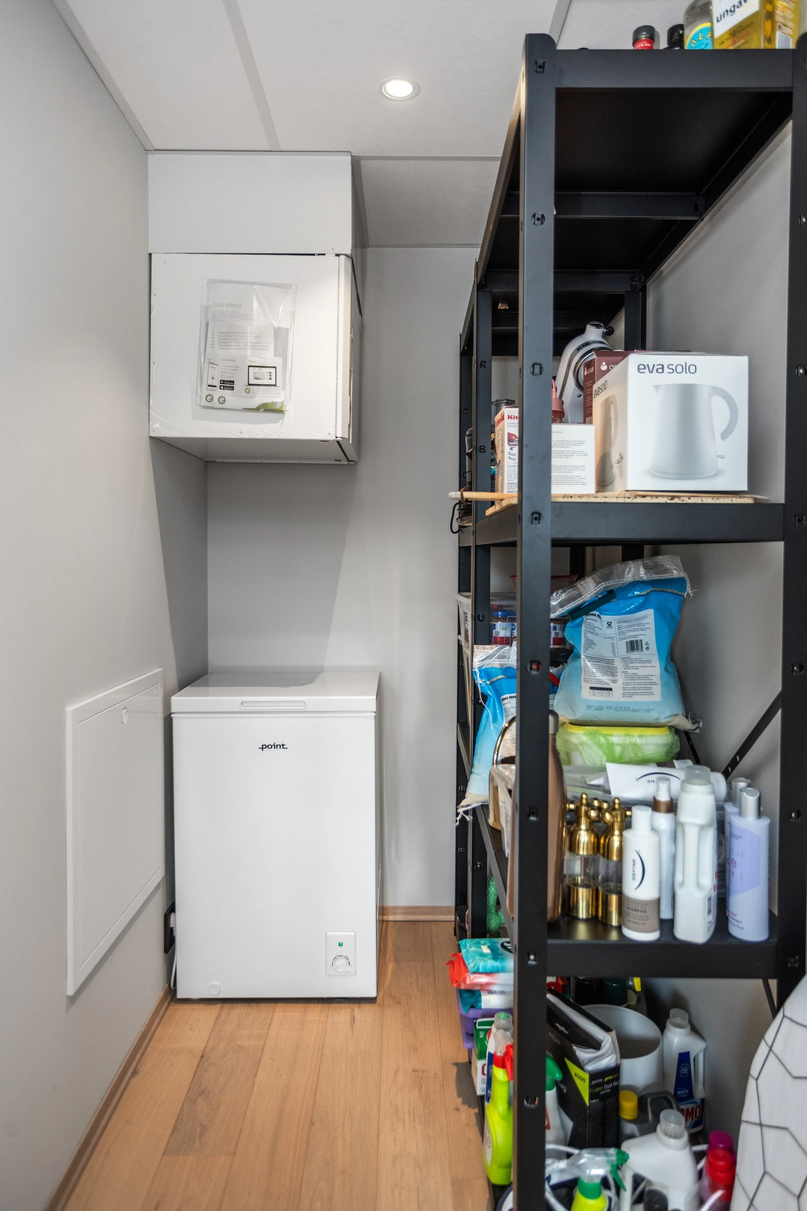 Innvendig bod / teknisk rom med god plass til oppbevaring Galleribilde