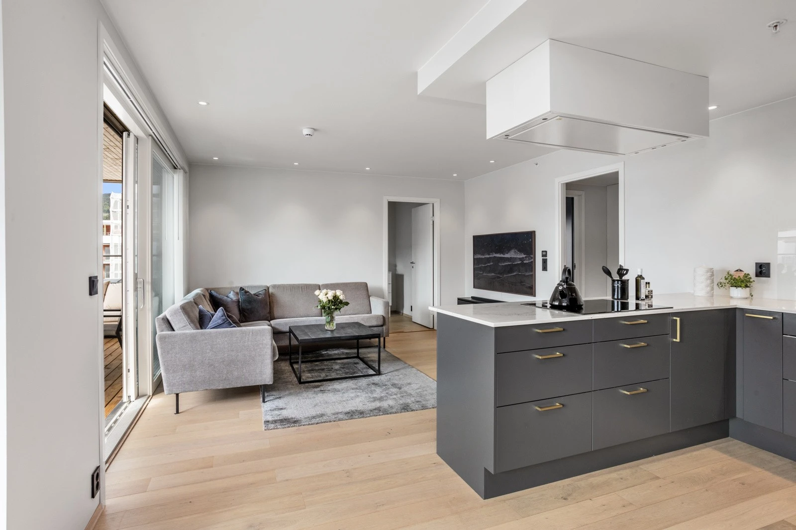 Kjøkkenet ligger i en åpen og moderne løsning mot stuen Galleribilde