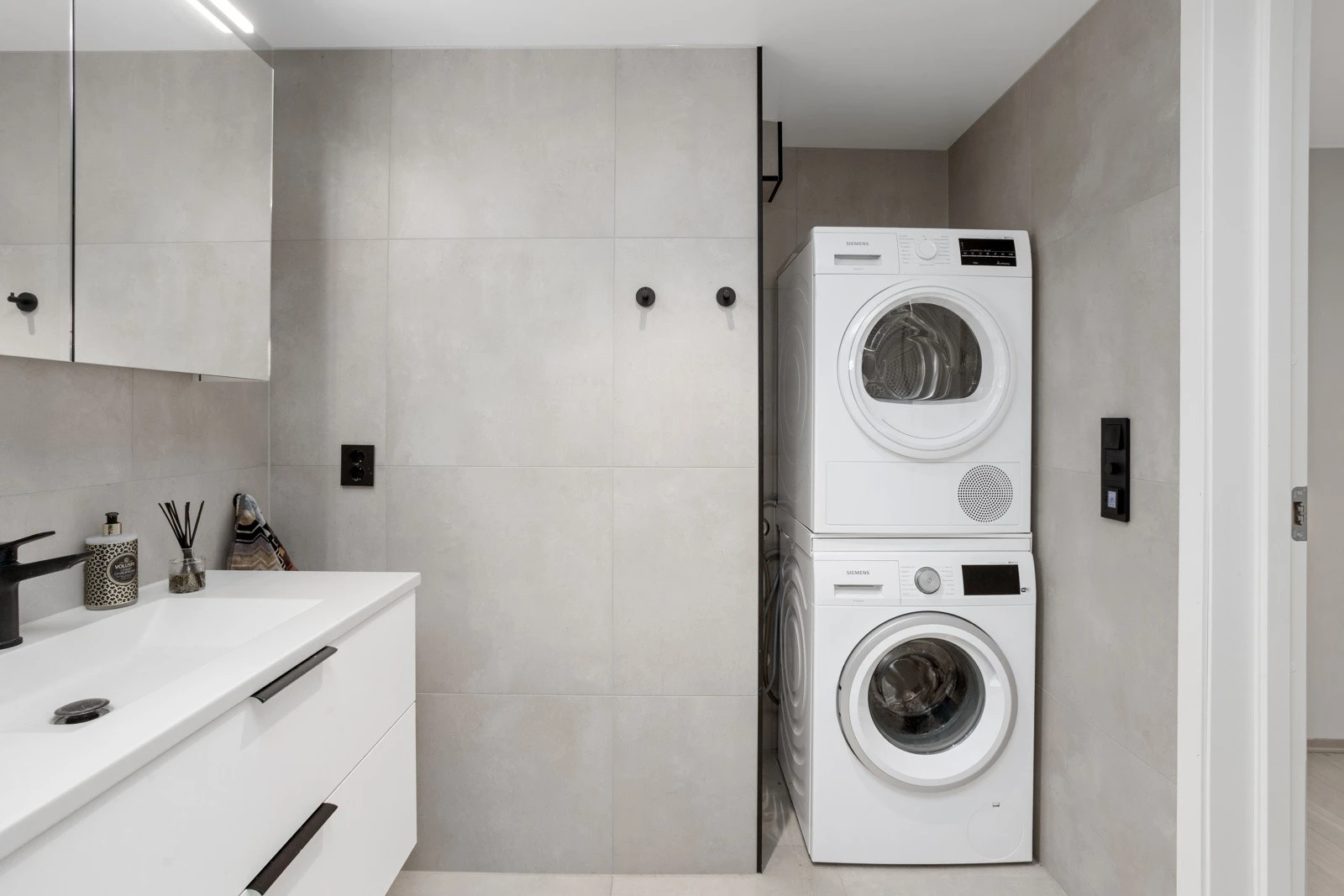 Det er montert opplegg til vaskemaskin og tørketrommel i egen nisje på baderommet Galleribilde
